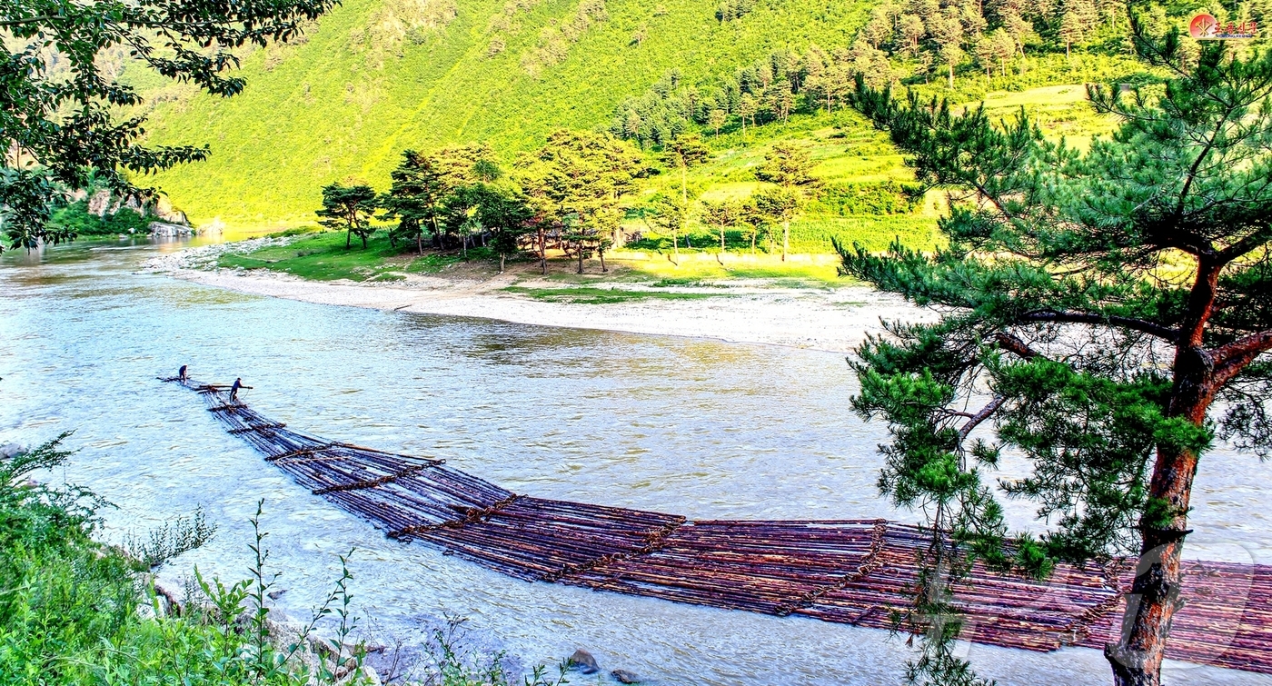 (평양 노동신문=뉴스1) = 북한 노동당 기관지 노동신문은 3일 "장진강에 올해의 첫 떼를 띄웠다"며 얼마전 121호림업연합기업소 룡하림산사업소 유벌작업소 간부들과 유벌공들은 겨울 …