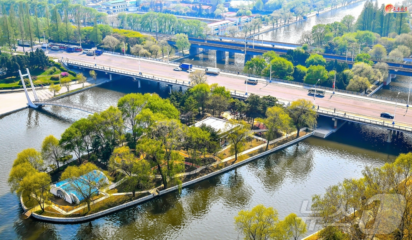 (평양 노동신문=뉴스1) = 북한 노동당 기관지 노동신문은 3일 평양의 운하도와 금란도에 조성된 체육공원을 조명하며 "오늘 평양시를 비롯한 전국도처에 인민의 기쁨을 더해주는 문화 …