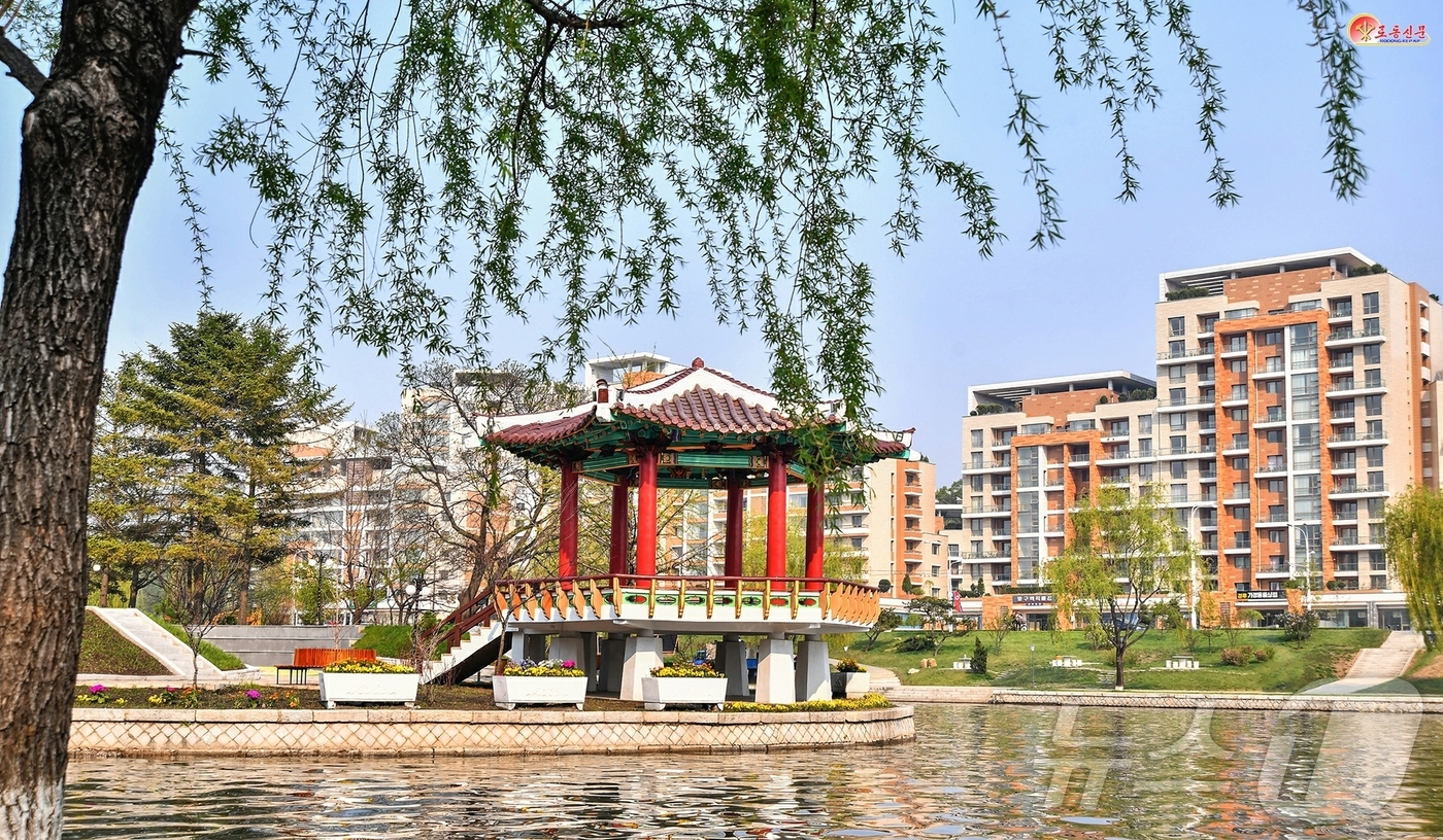 (평양 노동신문=뉴스1) = 북한 노동당 기관지 노동신문은 3일 평양의 운하도와 금란도에 조성된 체육공원을 조명하며 "오늘 평양시를 비롯한 전국도처에 인민의 기쁨을 더해주는 문화 …