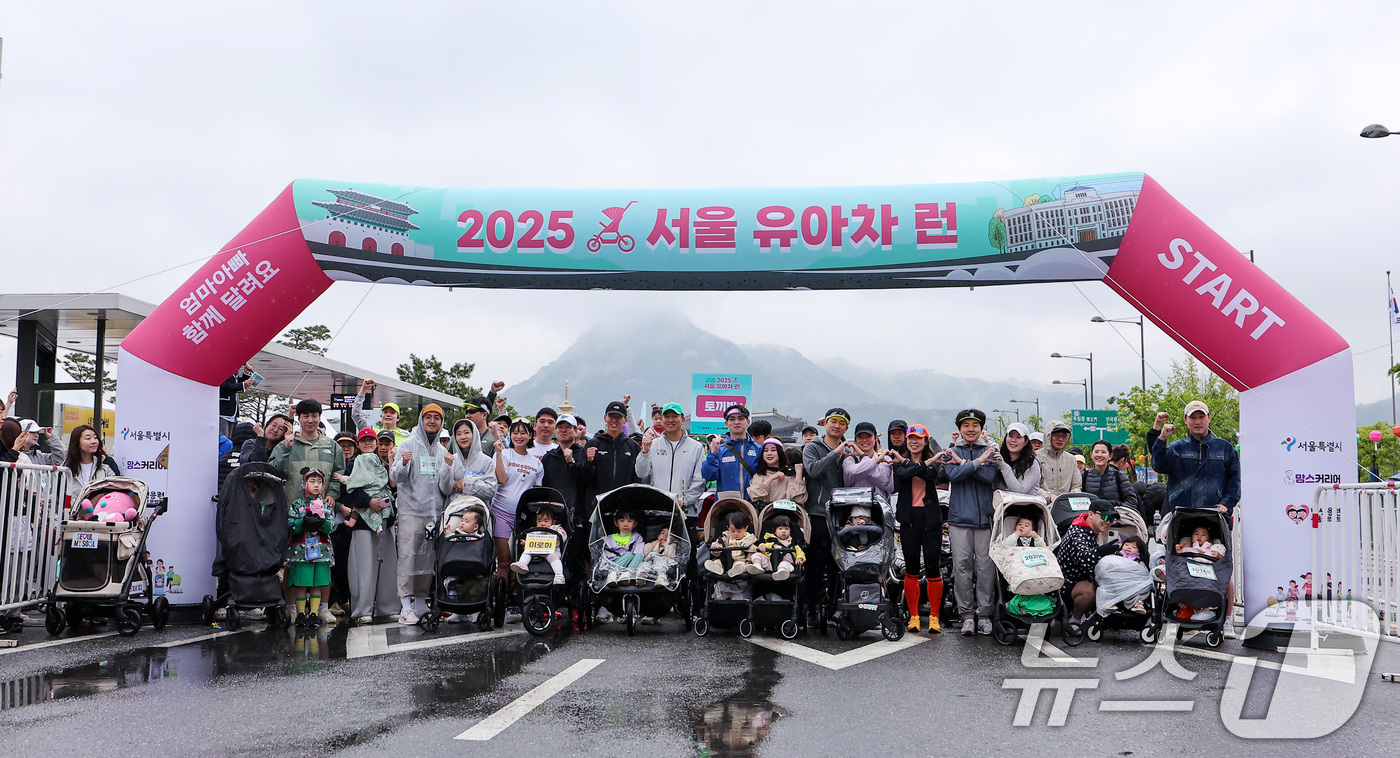 (서울=뉴스1) 김성진 기자 = 오세훈 서울시장과 가수 션 등 참가자들이 3일 오전 서울 종로구 광화문광장에서 열린 '2025 서울 유아차 런'에서 기념촬영을 하고 있다. 2025 …
