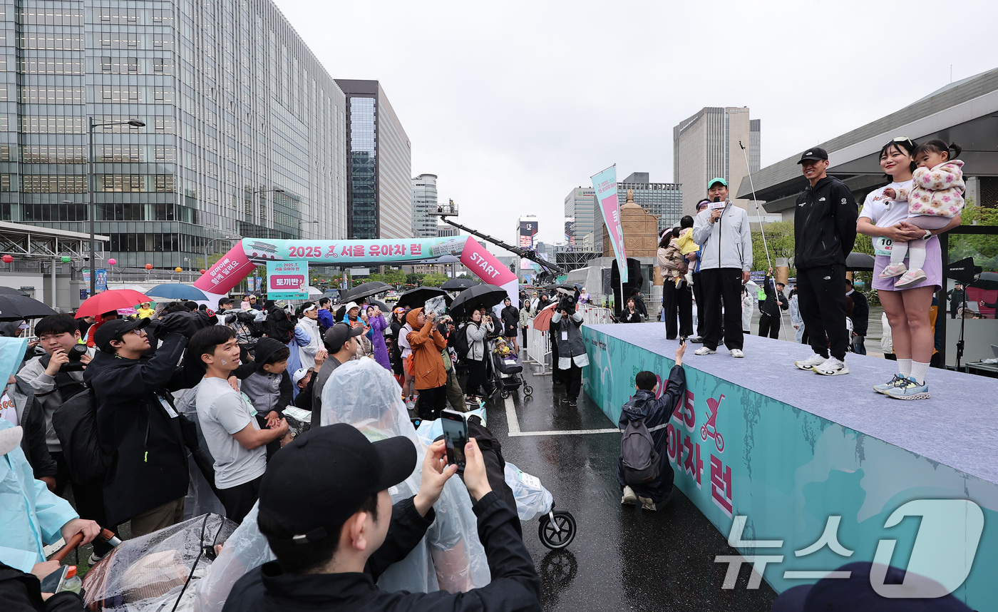 (서울=뉴스1) 김성진 기자 = 오세훈 서울시장이 3일 오전 서울 종로구 광화문광장에서 열린 '2025 서울 유아차 런'에서 인사말을 하고 있다. 2025.5.3/뉴스1