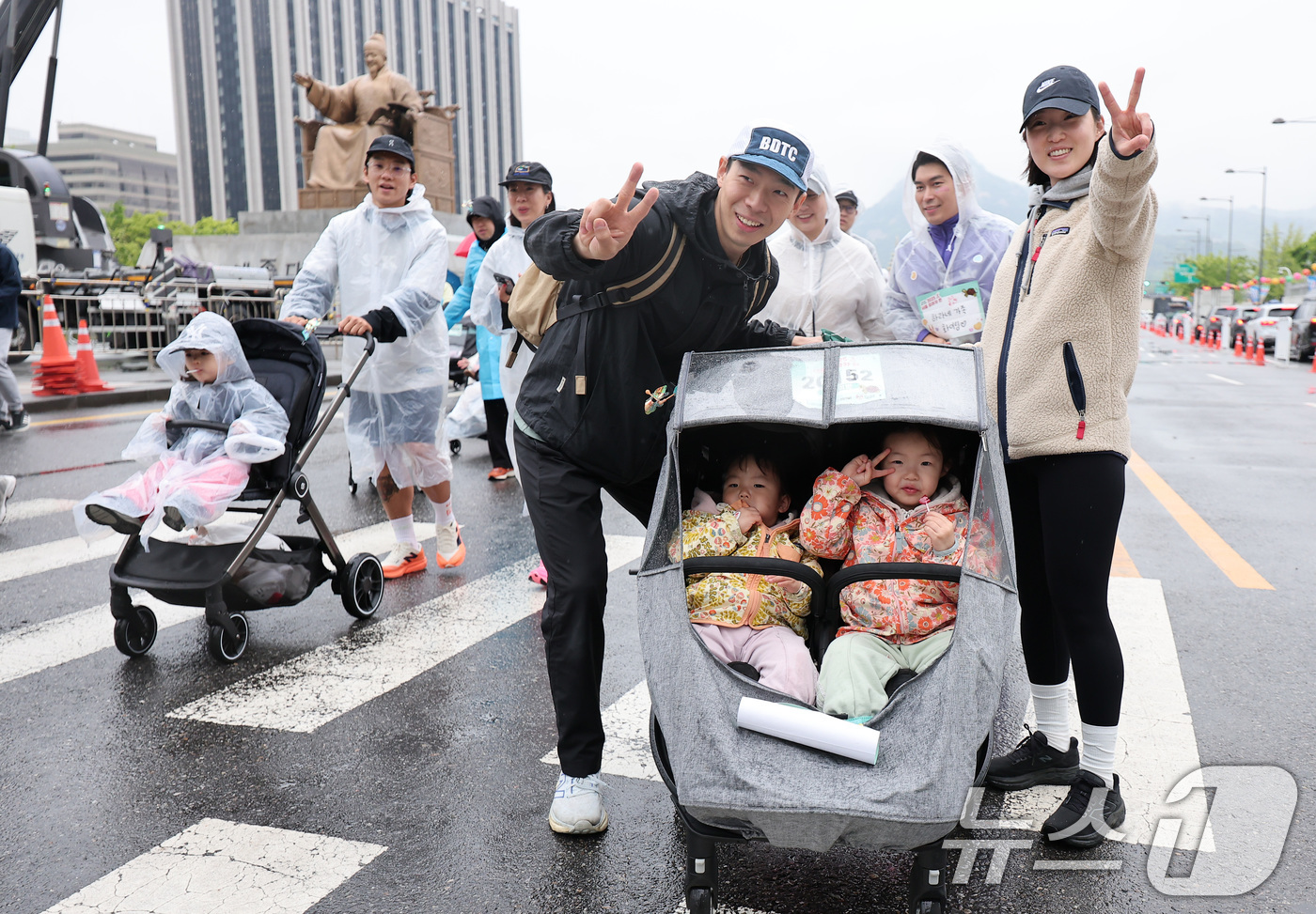 (서울=뉴스1) 김성진 기자 = 3일 오전 서울 종로구 광화문광장에서 열린 '2025 서울 유아차 런'에서 참가자들이 이색 마라톤을 하고 있다. 2025.5.3/뉴스1