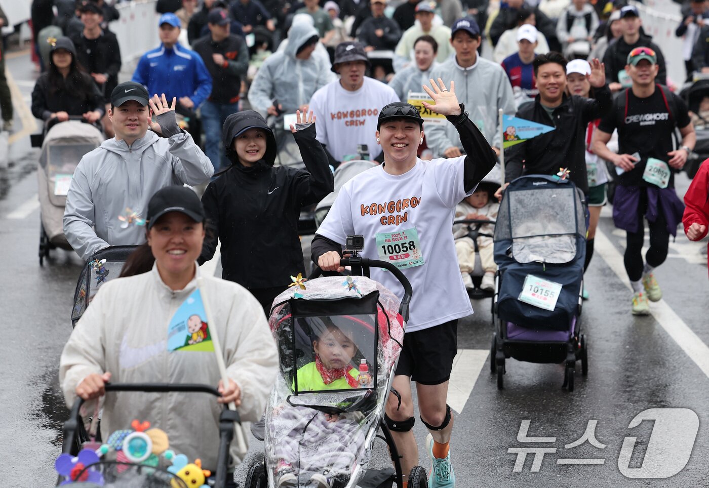 본문 이미지 - 3일 오전 서울 종로구 광화문광장에서 열린 &#39;2025 서울 유아차 런&#39;에서 참가자들이 이색 마라톤을 하고 있다. 2025.5.3/뉴스1 ⓒ News1 김성진 기자
