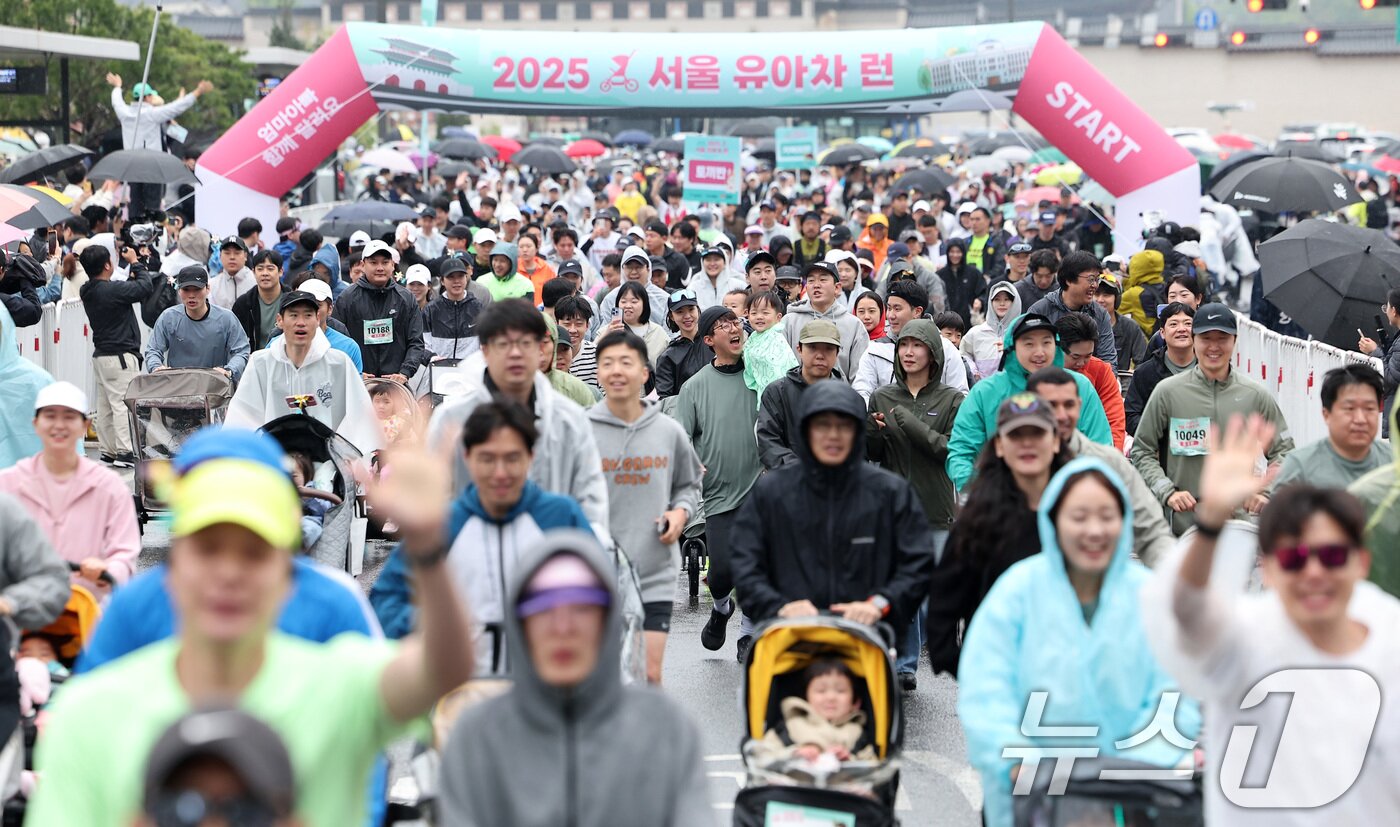 본문 이미지 - 3일 오전 서울 종로구 광화문광장에서 열린 &#39;2025 서울 유아차 런&#39;에서 참가자들이 이색 마라톤을 하고 있다. 2025.5.3/뉴스1 ⓒ News1 김성진 기자