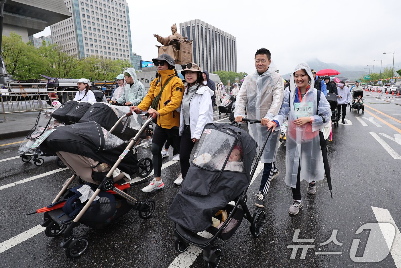 본문 이미지 - 3일 오전 서울 종로구 광화문광장에서 열린 &#39;2025 서울 유아차 런&#39;에서 참가자들이 이색 마라톤을 하고 있다. 2025.5.3/뉴스1 ⓒ News1 김성진 기자