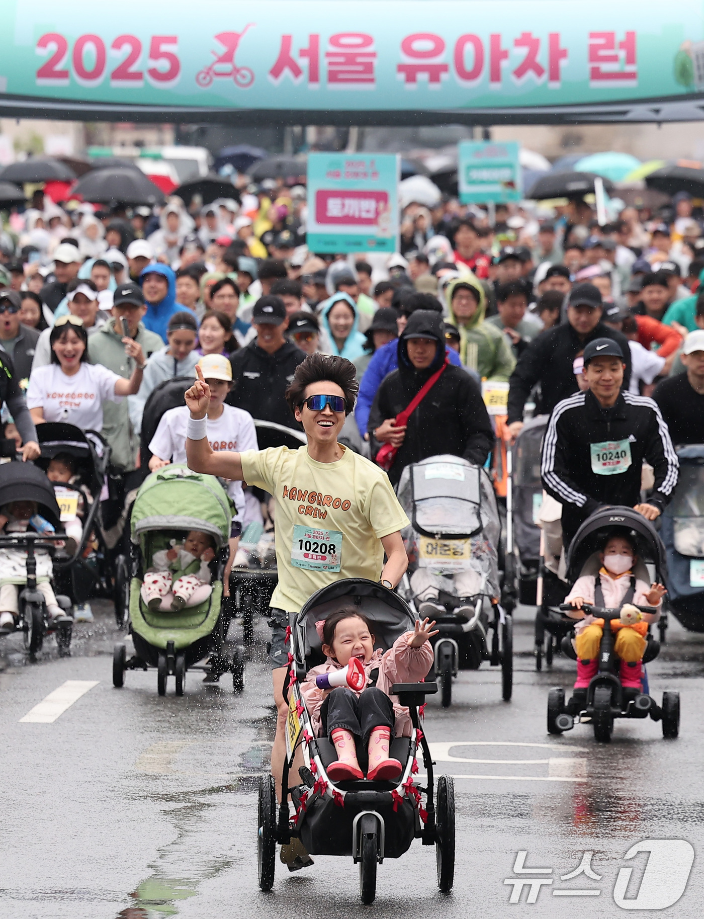 (서울=뉴스1) 김성진 기자 = 3일 오전 서울 종로구 광화문광장에서 열린 '2025 서울 유아차 런'에서 참가자들이 이색 마라톤을 하고 있다. 2025.5.3/뉴스1