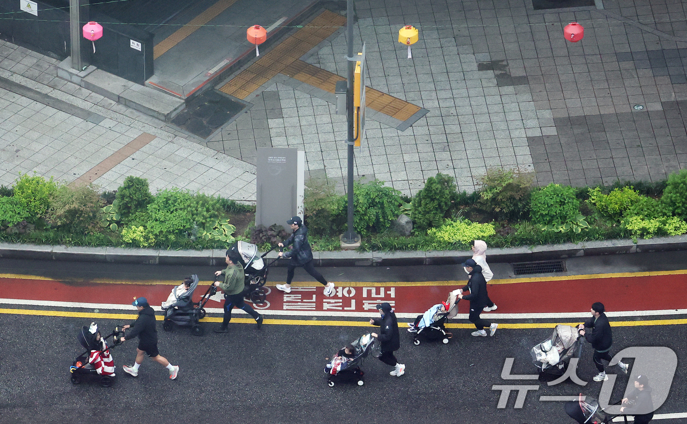 (서울=뉴스1) 오대일 기자 = '2025 서울 유아차 런'에 참가한 부모와 아이들이 3일 오전 서울 종로구 도심 일대에서 이색 마라톤을 하고 있다. 2025.5.3/뉴스1