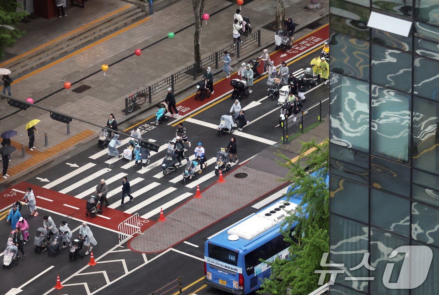 본문 이미지 - &#39;2025 서울 유아차 런&#39;에 참가한 부모와 아이들이 3일 오전 서울 종로구 도심 일대에서 이색 마라톤을 하고 있다. 2025.5.3/뉴스1 ⓒ News1 오대일 기자