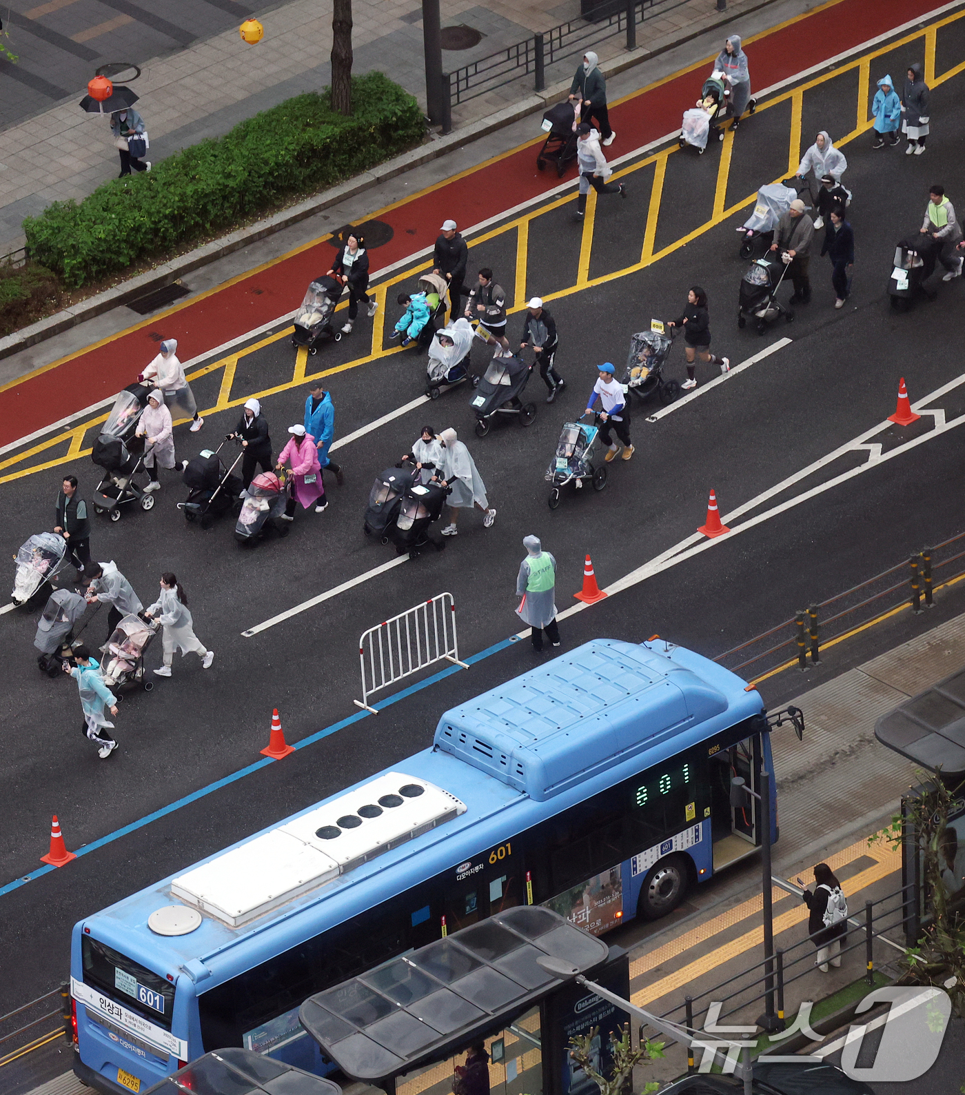 (서울=뉴스1) 오대일 기자 = '2025 서울 유아차 런'에 참가한 부모와 아이들이 3일 오전 서울 종로구 도심 일대에서 이색 마라톤을 하고 있다. 2025.5.3/뉴스1