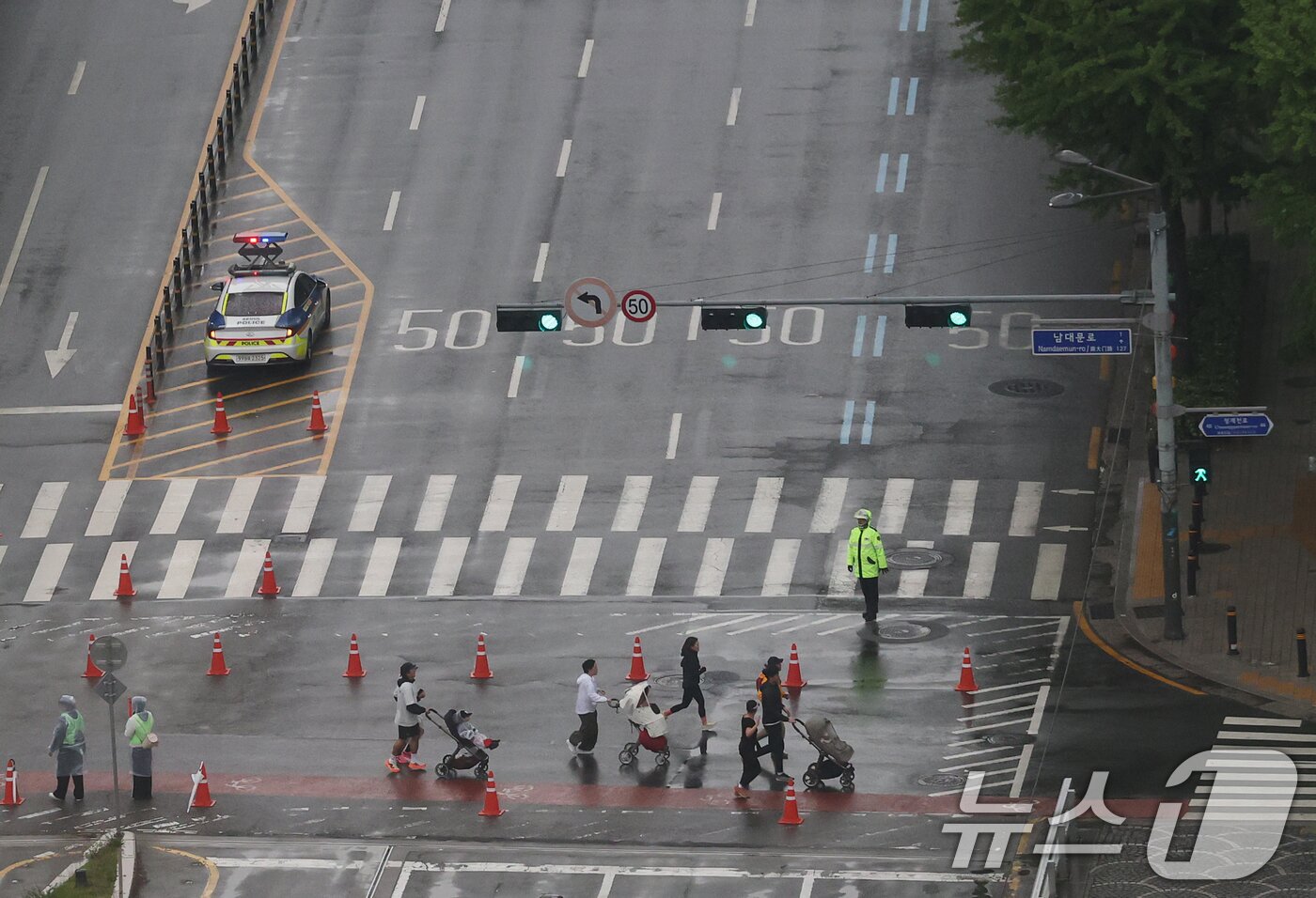 본문 이미지 - &#39;2025 서울 유아차 런&#39;에 참가한 부모와 아이들이 3일 오전 서울 종로구 도심 일대에서 이색 마라톤을 하고 있다. 2025.5.3/뉴스1 ⓒ News1 오대일 기자