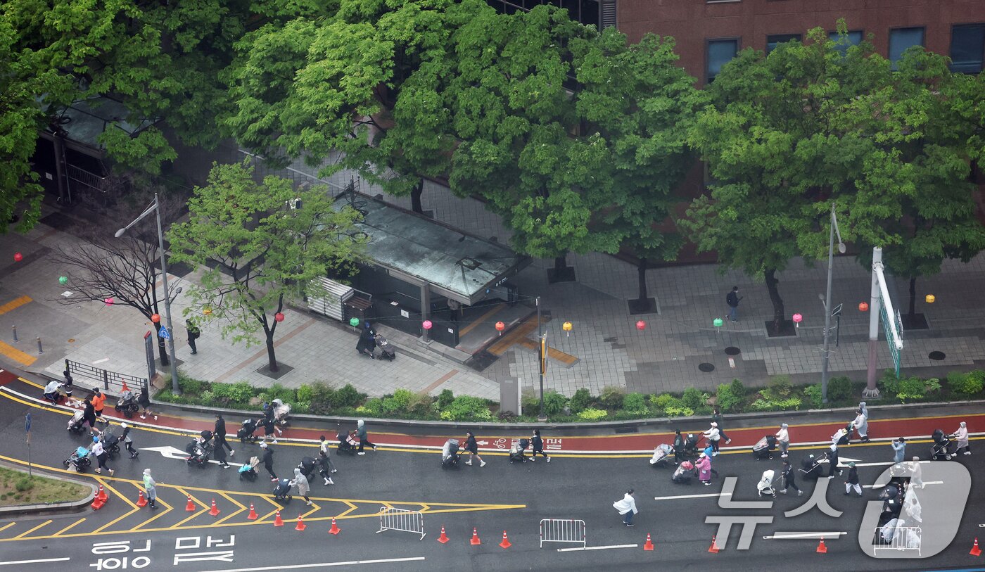 본문 이미지 - &#39;2025 서울 유아차 런&#39;에 참가한 부모와 아이들이 3일 오전 서울 종로구 도심 일대에서 이색 마라톤을 하고 있다. 2025.5.3/뉴스1 ⓒ News1 오대일 기자