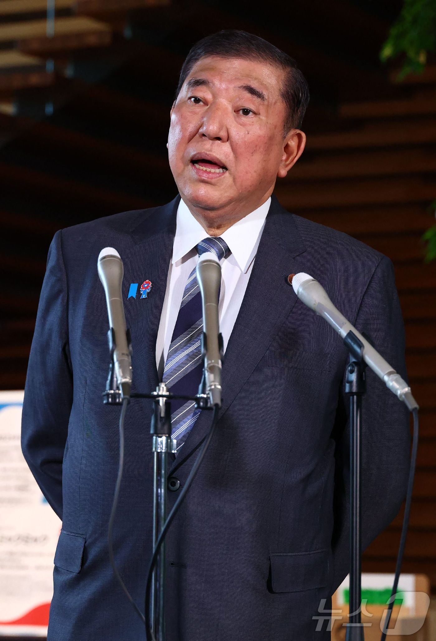 (도쿄 AFP=뉴스1) 우동명 기자 = 이시바 시게루 일본 총리가 2일(현지시간) 도쿄 총리 관저에서 취재진을 만나 미국과 관세 협상의 6월 타결 전망에 대해 “빠르면 좋지만 국익 …