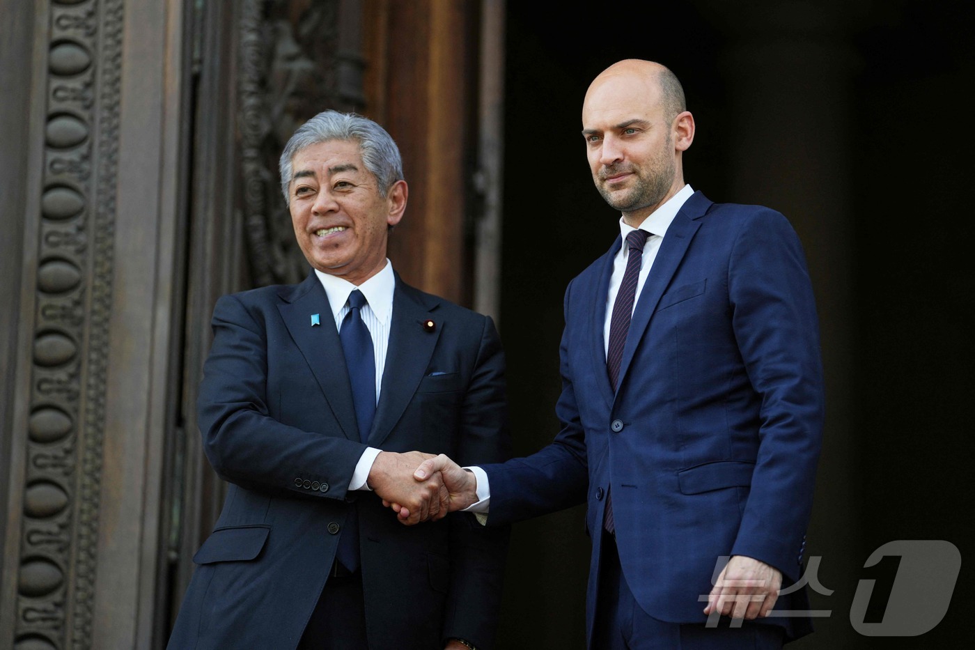 (파리 AFP=뉴스1) 우동명 기자 = 이와야 다케시 일본 외무상이 2일(현지시간) 파리에서 장 노엘 바로 프랑스 외무장관과 만나 악수를 하고 있다. 2025.05.03ⓒ AFP= …