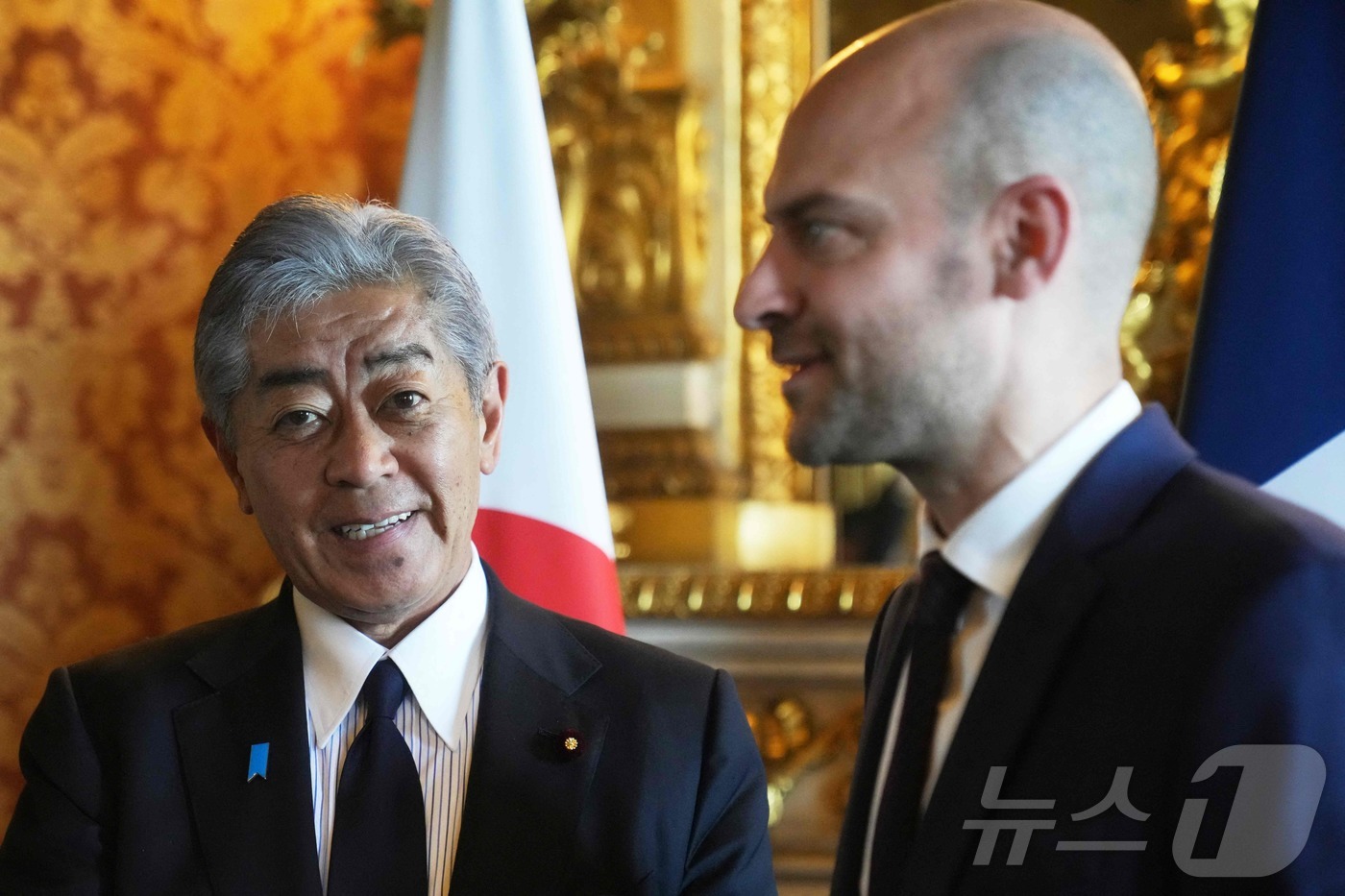 (파리 AFP=뉴스1) 우동명 기자 = 이와야 다케시 일본 외무상이 2일(현지시간) 파리에서 장 노엘 바로 프랑스 외무장관과 회담에 앞서 얘기를 하고 있다. 2025.05.03ⓒ …