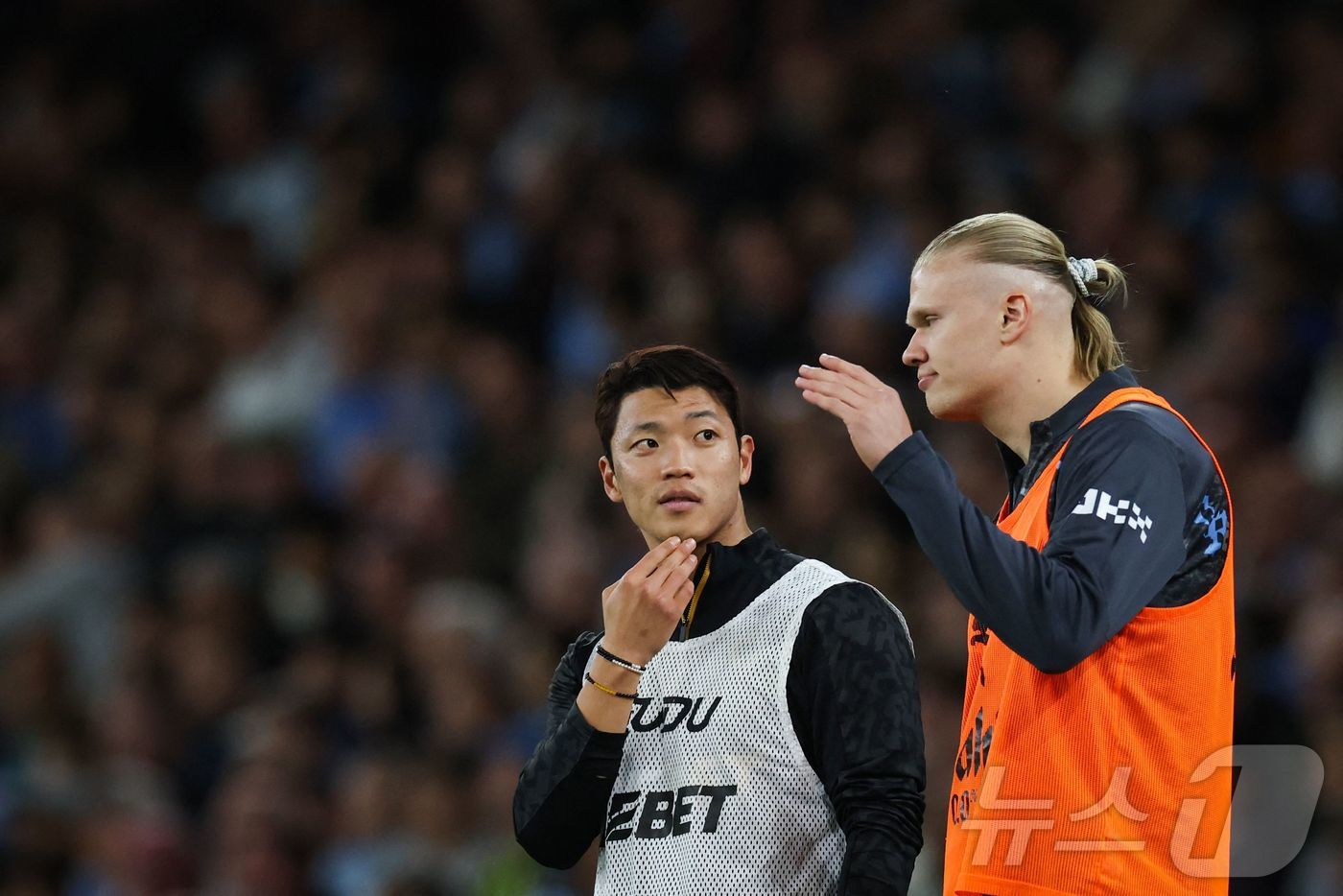 (맨체스터 AFP=뉴스1) 우동명 기자 = 울버햄프턴의 황희찬이 2일(현지시간) 영국 맨체스터의 에티하드 스타디움에서 열린 프리미어리그 맨체스터 시티와 경기 중 맨시티의 엘링 홀란 …