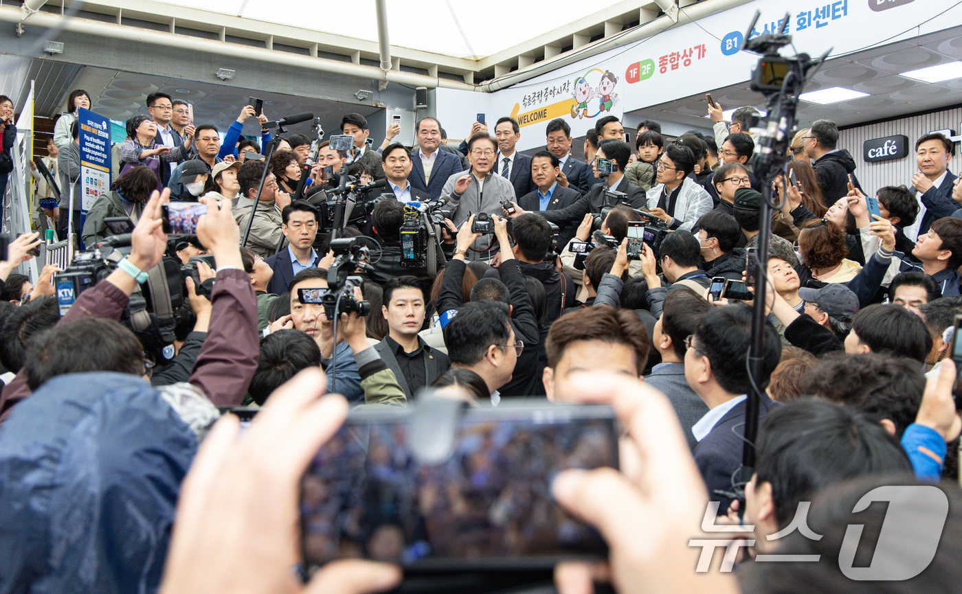 (속초=뉴스1) 이재명 기자 = '골목골목 경청투어 : 동해안벨트편'에 나선 이재명 더불어민주당 대통령 후보가 3일 오전 강원 속초시 중앙로 속초관광수산시장에서 연설을 하고 있다. …