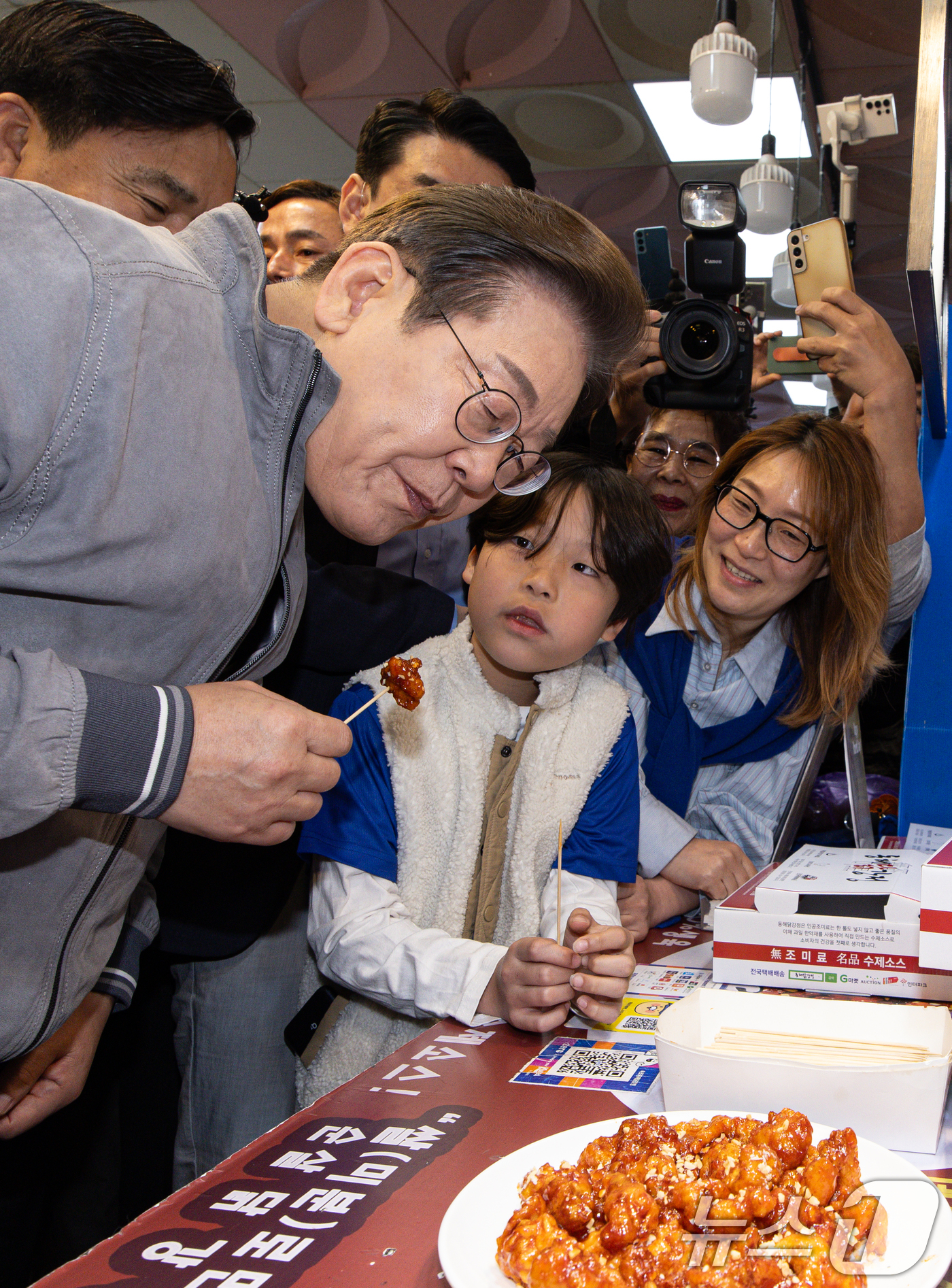 (속초=뉴스1) 이재명 기자 = '골목골목 경청투어 : 동해안벨트편'에 나선 이재명 더불어민주당 대통령 후보가 3일 오전 강원 속초시 중앙로 속초관광수산시장에 위치한 닭강정집에서 …