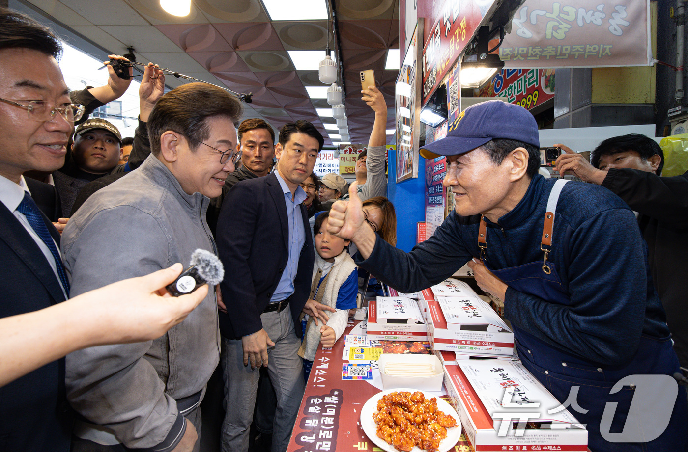 (속초=뉴스1) 이재명 기자 = '골목골목 경청투어 : 동해안벨트편'에 나선 이재명 더불어민주당 대통령 후보가 3일 오전 강원 속초시 중앙로 속초관광수산시장에 위치한 닭강정집에서 …