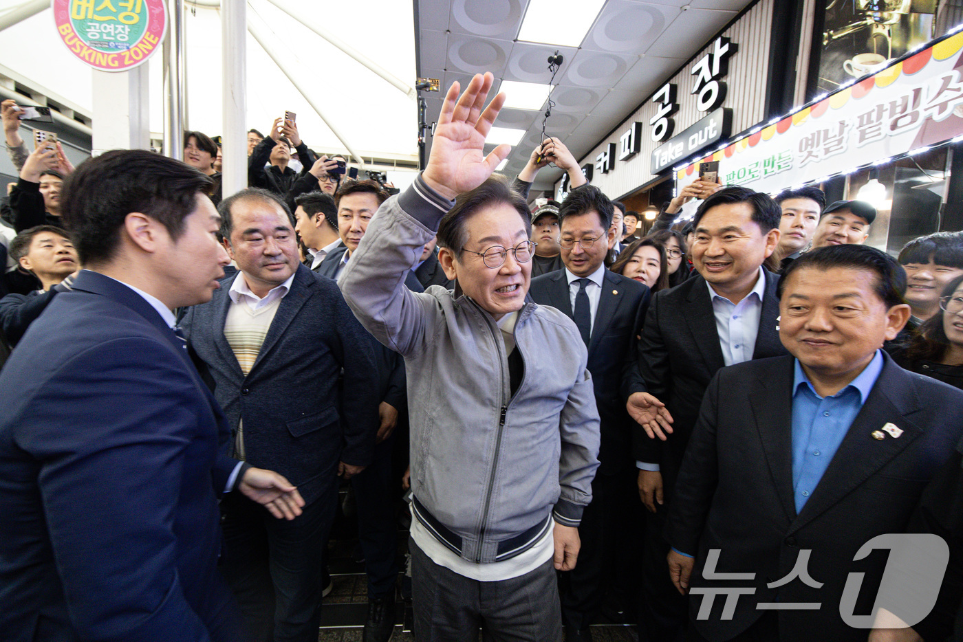 (속초=뉴스1) 이재명 기자 = '골목골목 경청투어 : 동해안벨트편'에 나선 이재명 더불어민주당 대통령 후보가 3일 오전 강원 속초시 중앙로 속초관광수산시장에서 시민들에게 인사하고 …