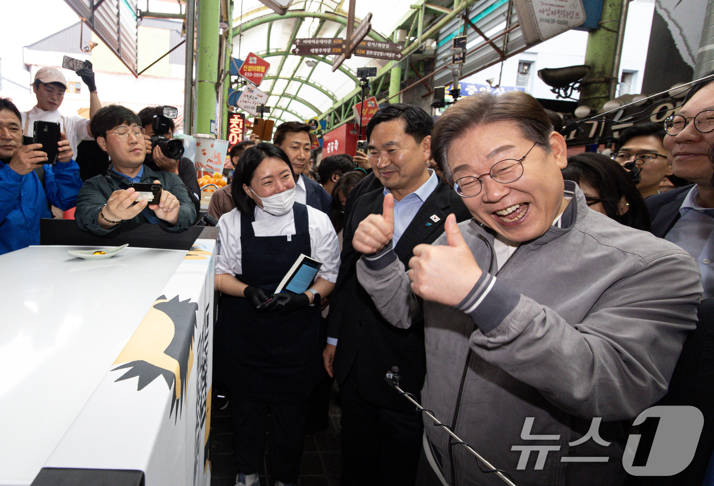 (속초=뉴스1) 이재명 기자 = '골목골목 경청투어 : 동해안벨트편'에 나선 이재명 더불어민주당 대통령 후보가 3일 오전 강원 속초시 중앙로 속초관광수산시장에서 상인에게 엄지척을 …