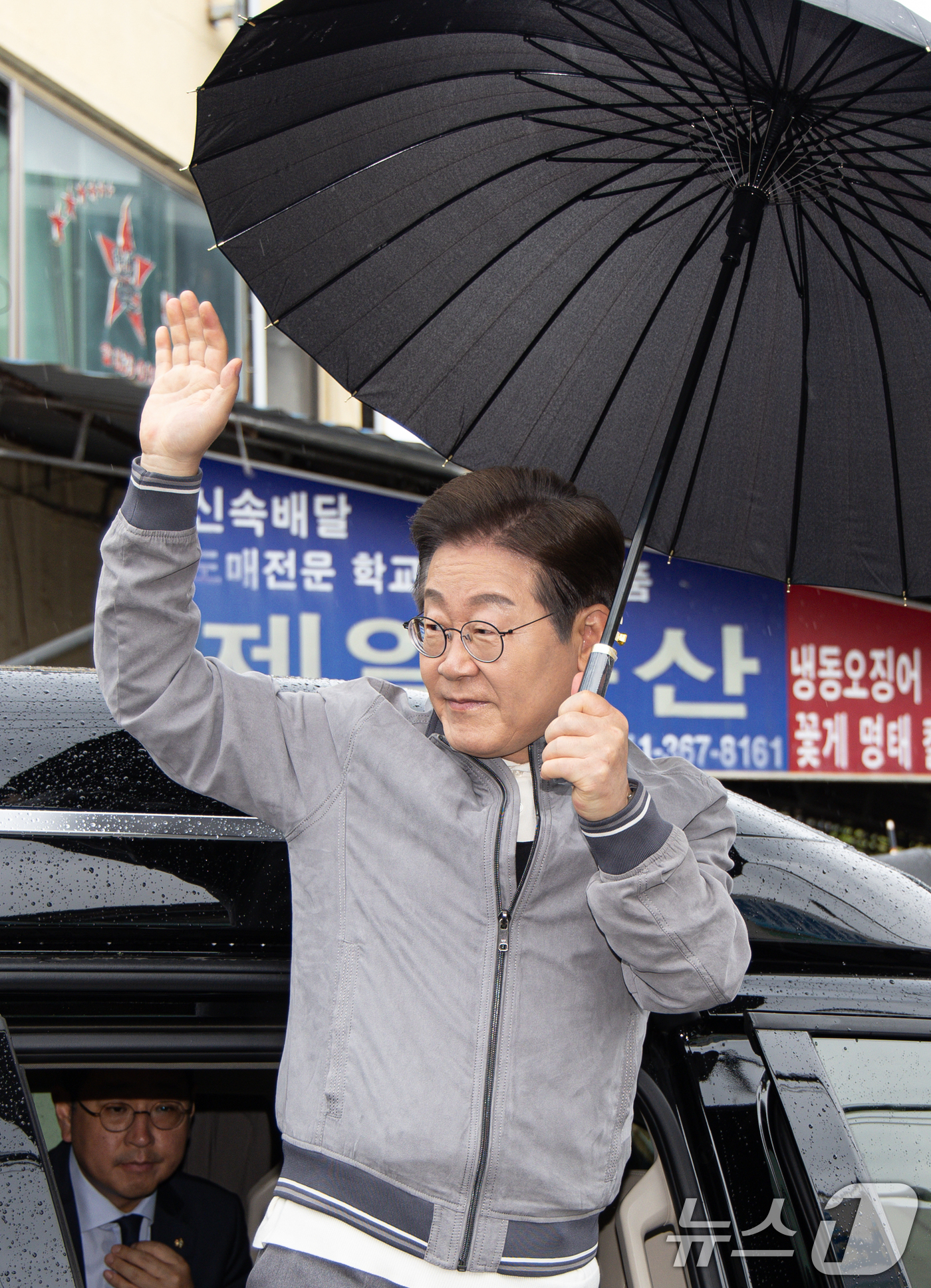 (속초=뉴스1) 이재명 기자 = '골목골목 경청투어 : 동해안벨트편'에 나선 이재명 더불어민주당 대통령 후보가 3일 오전 강원 속초시 중앙로 속초관광수산시장을 찾아 시민들을 향해 …