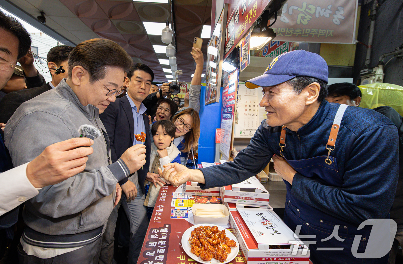 (속초=뉴스1) 이재명 기자 = '골목골목 경청투어 : 동해안벨트편'에 나선 이재명 더불어민주당 대통령 후보가 3일 오전 강원 속초시 중앙로 속초관광수산시장에 위치한 닭강정집을 찾 …