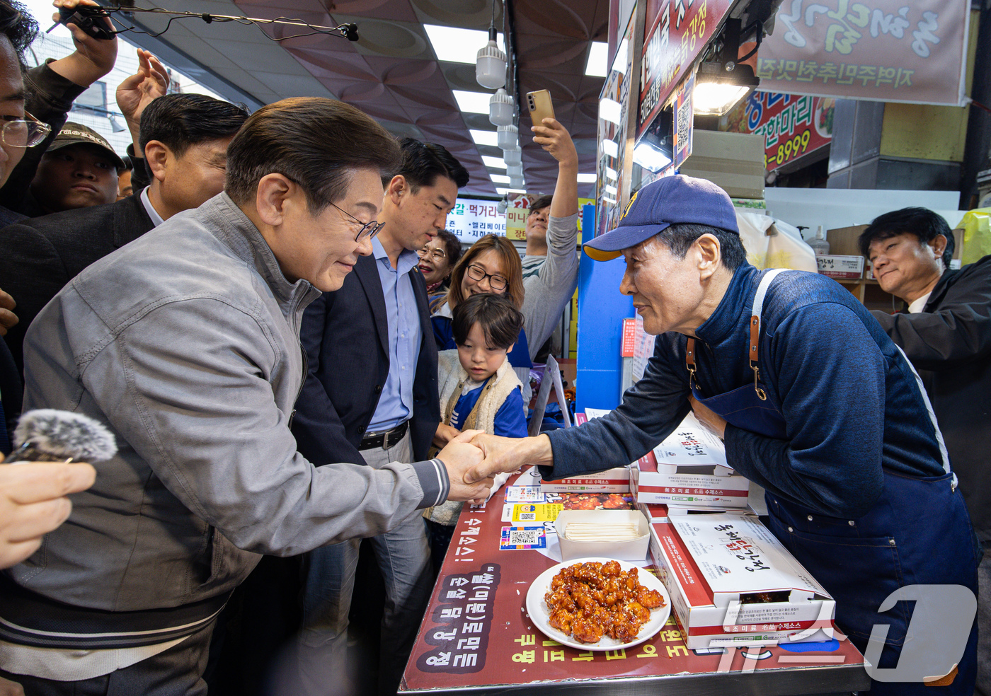 (속초=뉴스1) 이재명 기자 = '골목골목 경청투어 : 동해안벨트편'에 나선 이재명 더불어민주당 대통령 후보가 3일 오전 강원 속초시 중앙로 속초관광수산시장에 위치한 닭강정집에서 …