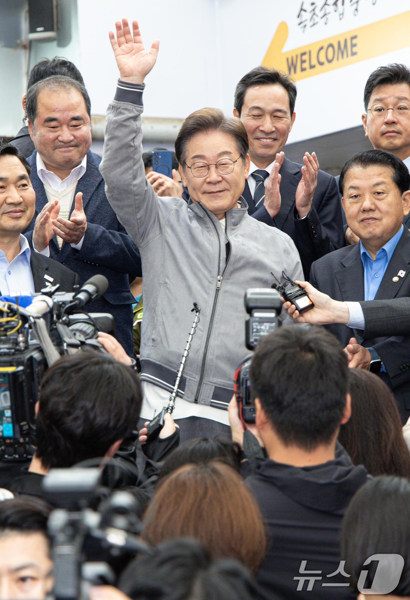 (속초=뉴스1) 이재명 기자 = '골목골목 경청투어 : 동해안벨트편'에 나선 이재명 더불어민주당 대통령 후보가 3일 오전 강원 속초시 중앙로 속초관광수산시장에서 시민들을 향해 손을 …