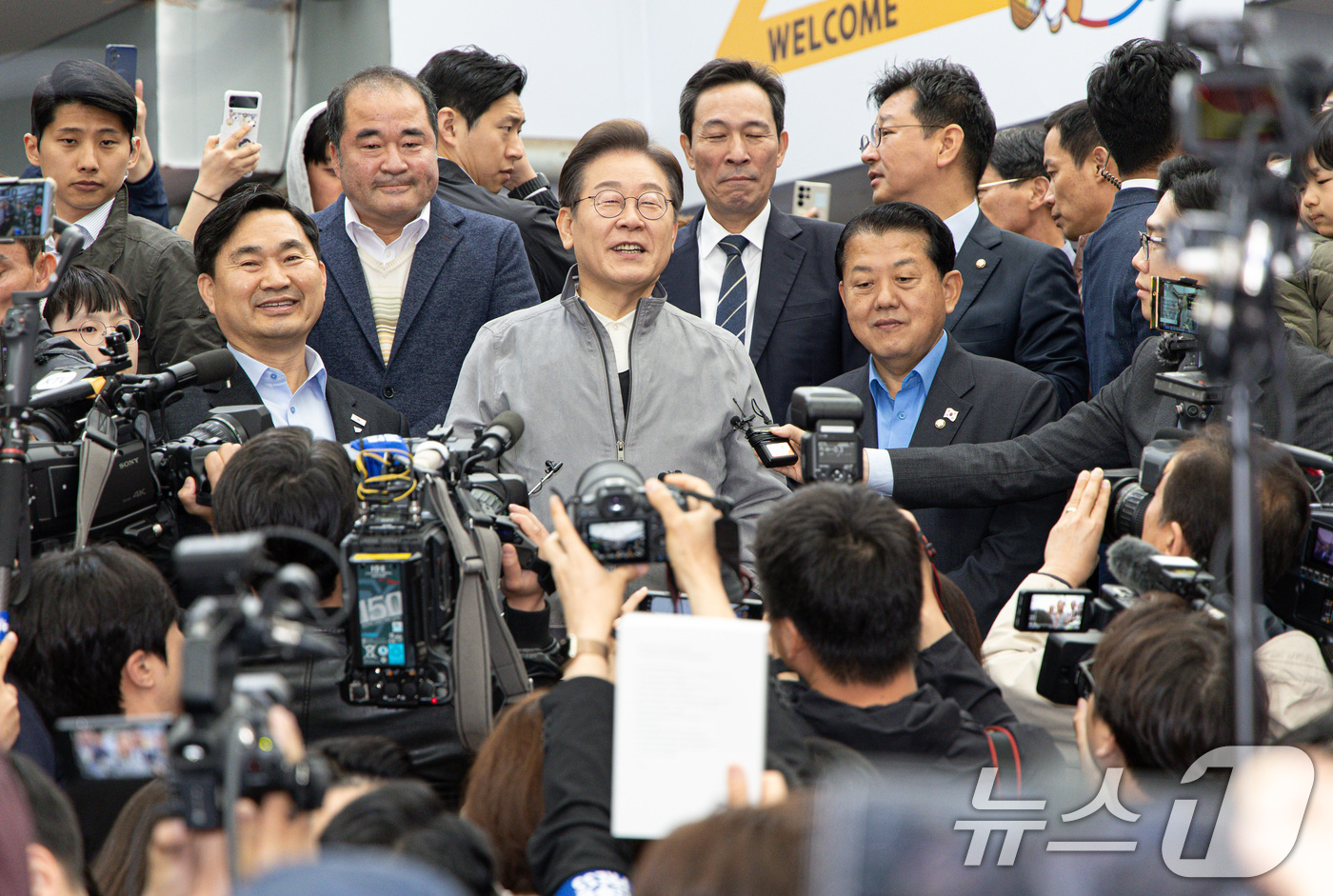 (속초=뉴스1) 이재명 기자 = '골목골목 경청투어 : 동해안벨트편'에 나선 이재명 더불어민주당 대통령 후보가 3일 오전 강원 속초시 중앙로 속초관광수산시장에서 시민들을 향해 연설 …