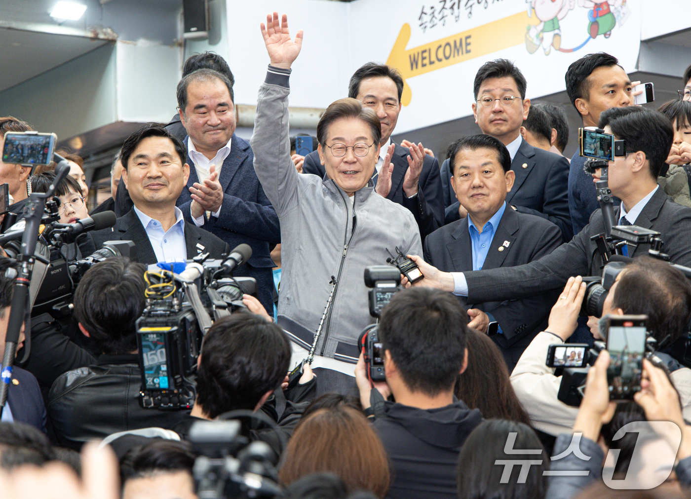 (속초=뉴스1) 이재명 기자 = '골목골목 경청투어 : 동해안벨트편'에 나선 이재명 더불어민주당 대통령 후보가 3일 오전 강원 속초시 중앙로 속초관광수산시장에서 시민들을 향해 손을 …