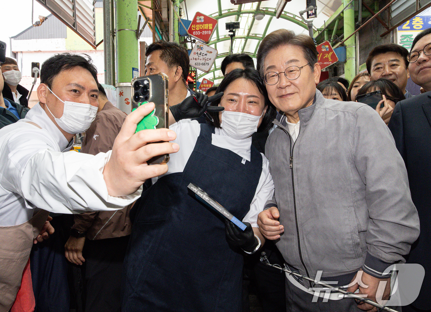 (속초=뉴스1) 이재명 기자 = '골목골목 경청투어 : 동해안벨트편'에 나선 이재명 더불어민주당 대통령 후보가 3일 오전 강원 속초시 중앙로 속초관광수산시장에서 청년 상인들과 기념 …