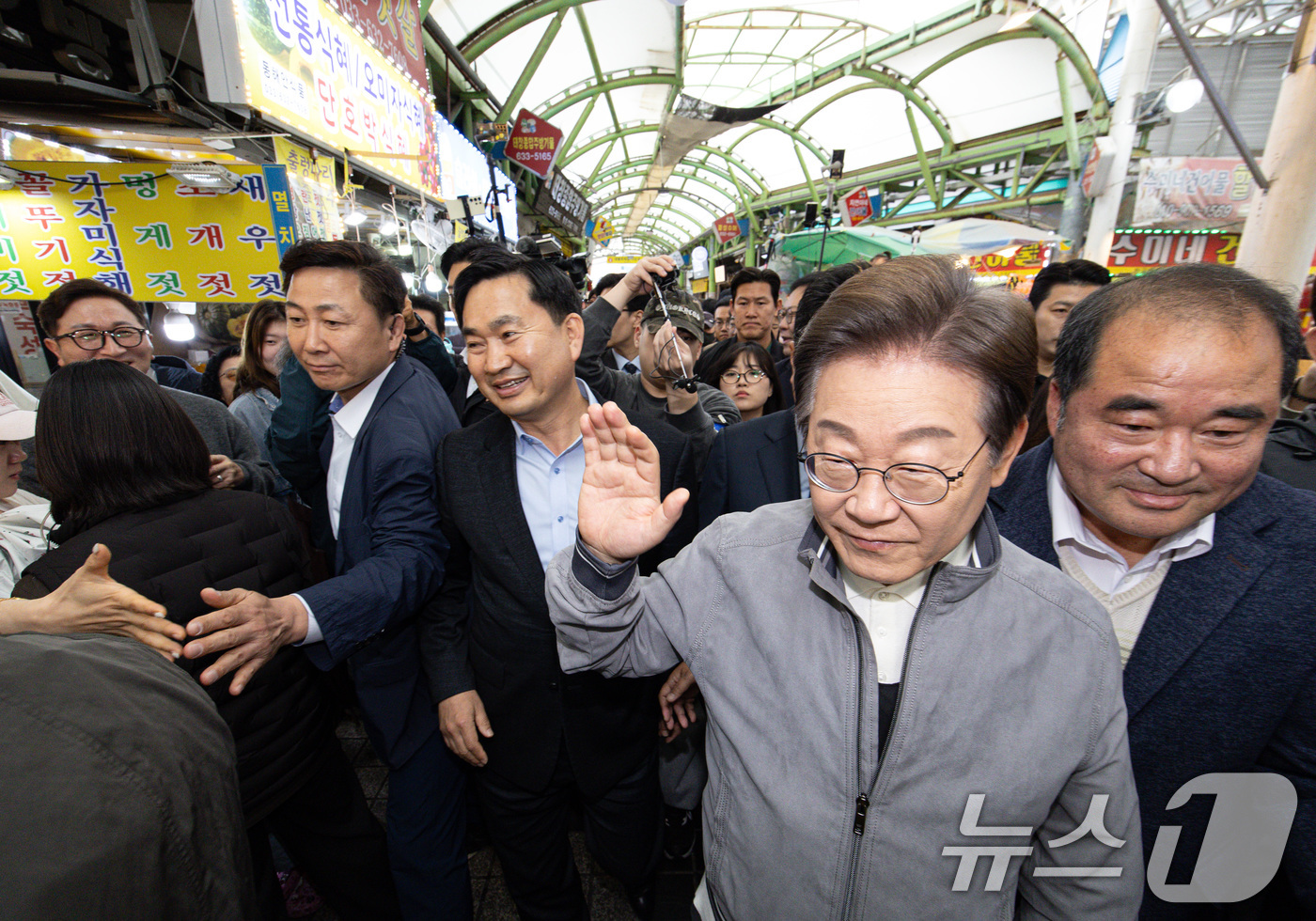 (속초=뉴스1) 이재명 기자 = '골목골목 경청투어 : 동해안벨트편'에 나선 이재명 더불어민주당 대통령 후보가 3일 오전 강원 속초시 중앙로 속초관광수산시장에서 시민들에게 인사하고 …