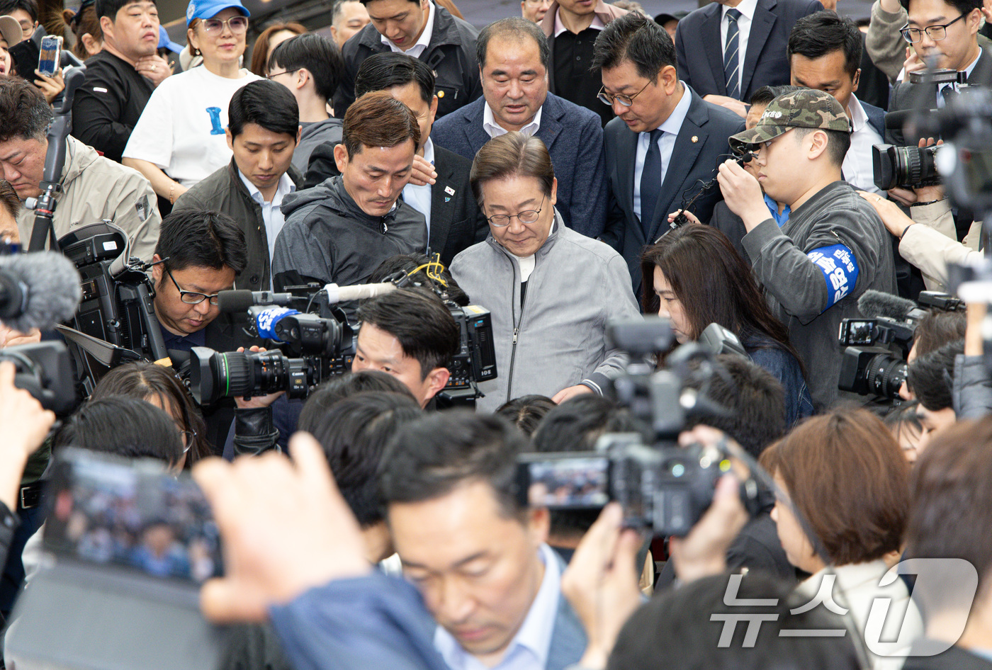 (속초=뉴스1) 이재명 기자 = '골목골목 경청투어 : 동해안벨트편'에 나선 이재명 더불어민주당 대통령 후보가 3일 오전 강원 속초시 중앙로 속초관광수산시장에서 연설을 마친 후 발 …