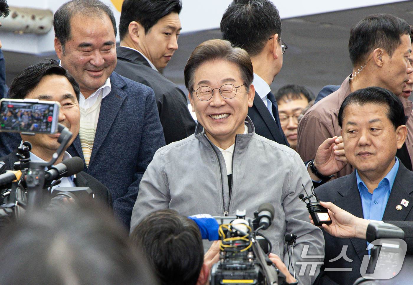 (속초=뉴스1) 이재명 기자 = '골목골목 경청투어 : 동해안벨트편'에 나선 이재명 더불어민주당 대통령 후보가 3일 오전 강원 속초시 중앙로 속초관광수산시장에서 미소를 짓고 있다. …