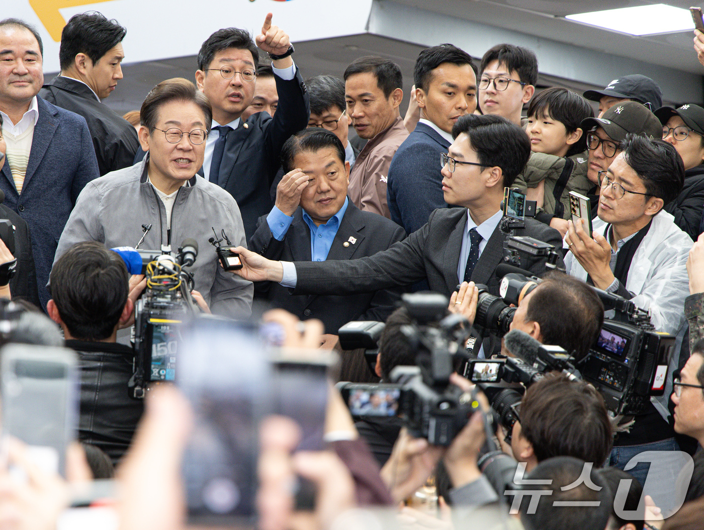 (속초=뉴스1) 이재명 기자 = '골목골목 경청투어 : 동해안벨트편'에 나선 이재명 더불어민주당 대통령 후보가 3일 오전 강원 속초시 중앙로 속초관광수산시장에서 시민들을 향해 연설 …