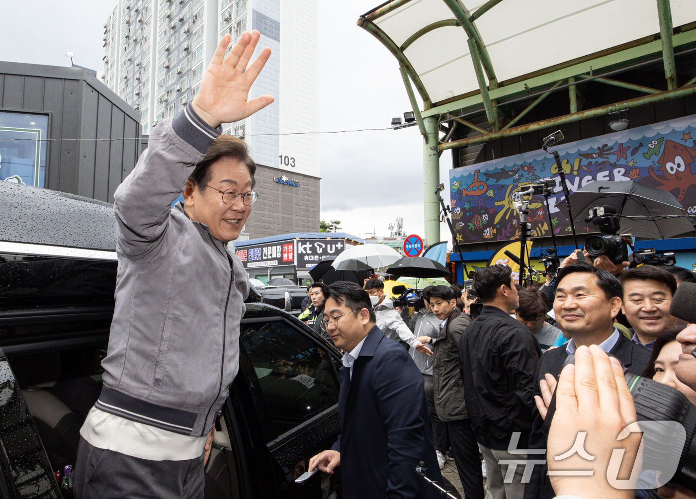 (속초=뉴스1) 이재명 기자 = '골목골목 경청투어 : 동해안벨트편'에 나선 이재명 더불어민주당 대통령 후보가 3일 오전 강원 속초시 중앙로 속초관광수산시장에서 시민들과 인사를 마 …