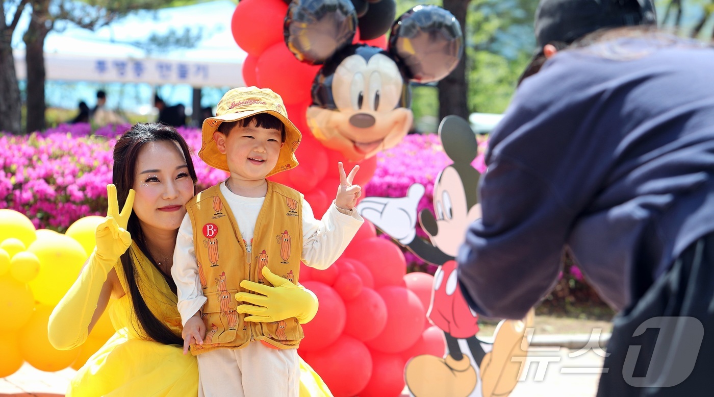 (인제=뉴스1) 이종재 기자 = ‘2025 인제군 어린이 한마당 큰잔치’가 3일 강원 인제군 하늘내린센터 일원에서 열렸다. 행사에서는 인형과 로봇이 함께하는 행진, 태권도 시범단의 …