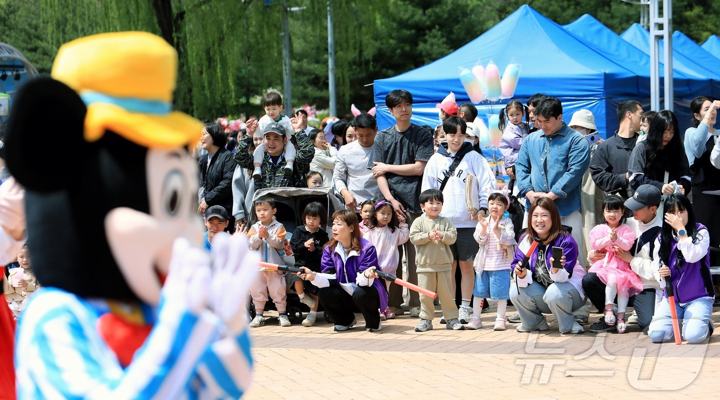 (인제=뉴스1) 이종재 기자 = ‘2025 인제군 어린이 한마당 큰잔치’가 3일 강원 인제군 하늘내린센터 일원에서 열렸다. 행사에서는 인형과 로봇이 함께하는 행진, 태권도 시범단의 …