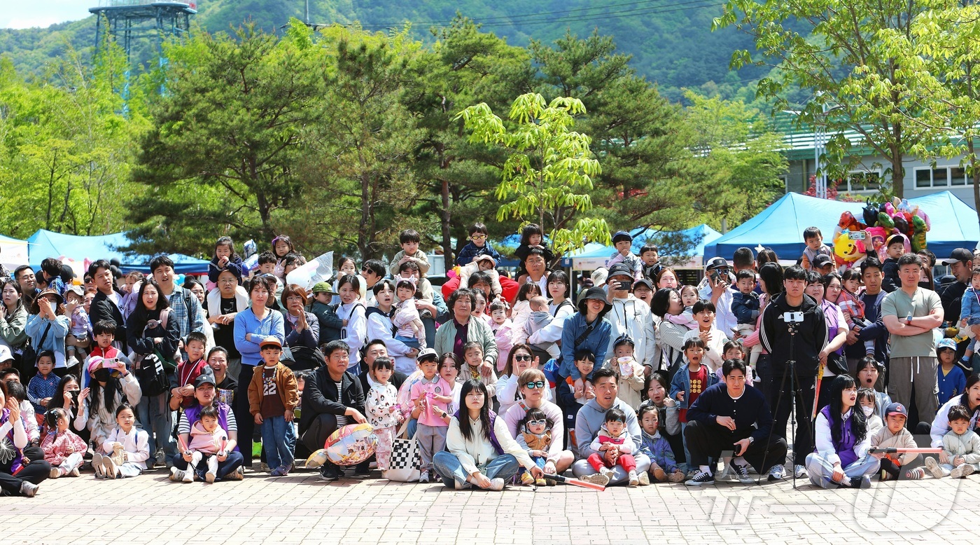 (인제=뉴스1) 이종재 기자 = ‘2025 인제군 어린이 한마당 큰잔치’가 3일 강원 인제군 하늘내린센터 일원에서 열렸다. 행사에서는 인형과 로봇이 함께하는 행진, 태권도 시범단의 …
