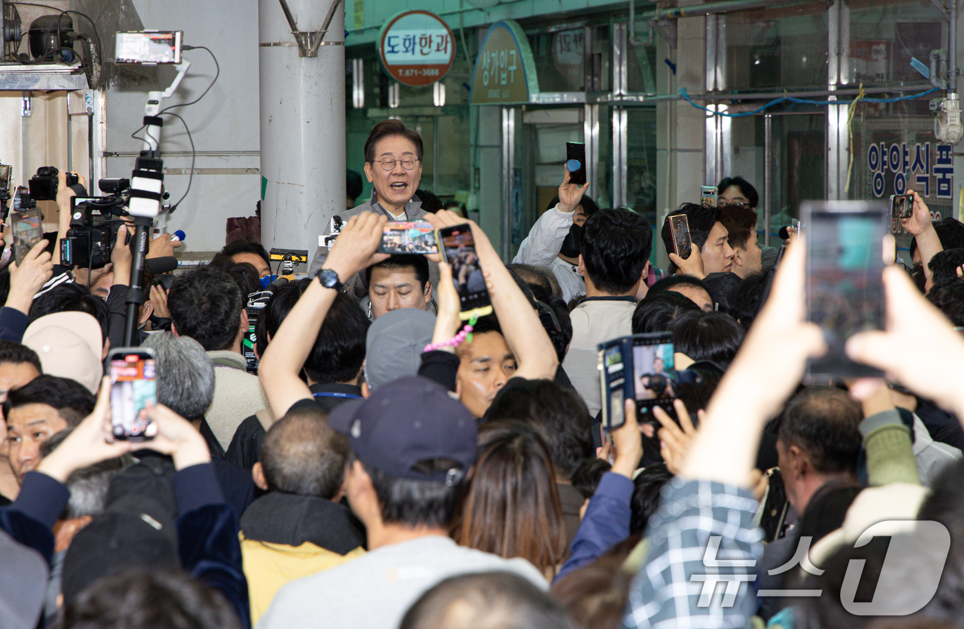 (양양=뉴스1) 이재명 기자 = '골목골목 경청투어 : 동해안벨트편'에 나선 이재명 더불어민주당 대통령 후보가 3일 오전 강원 양양군 양양시장에서 시민들을 향해 연설하고 있다. 2 …