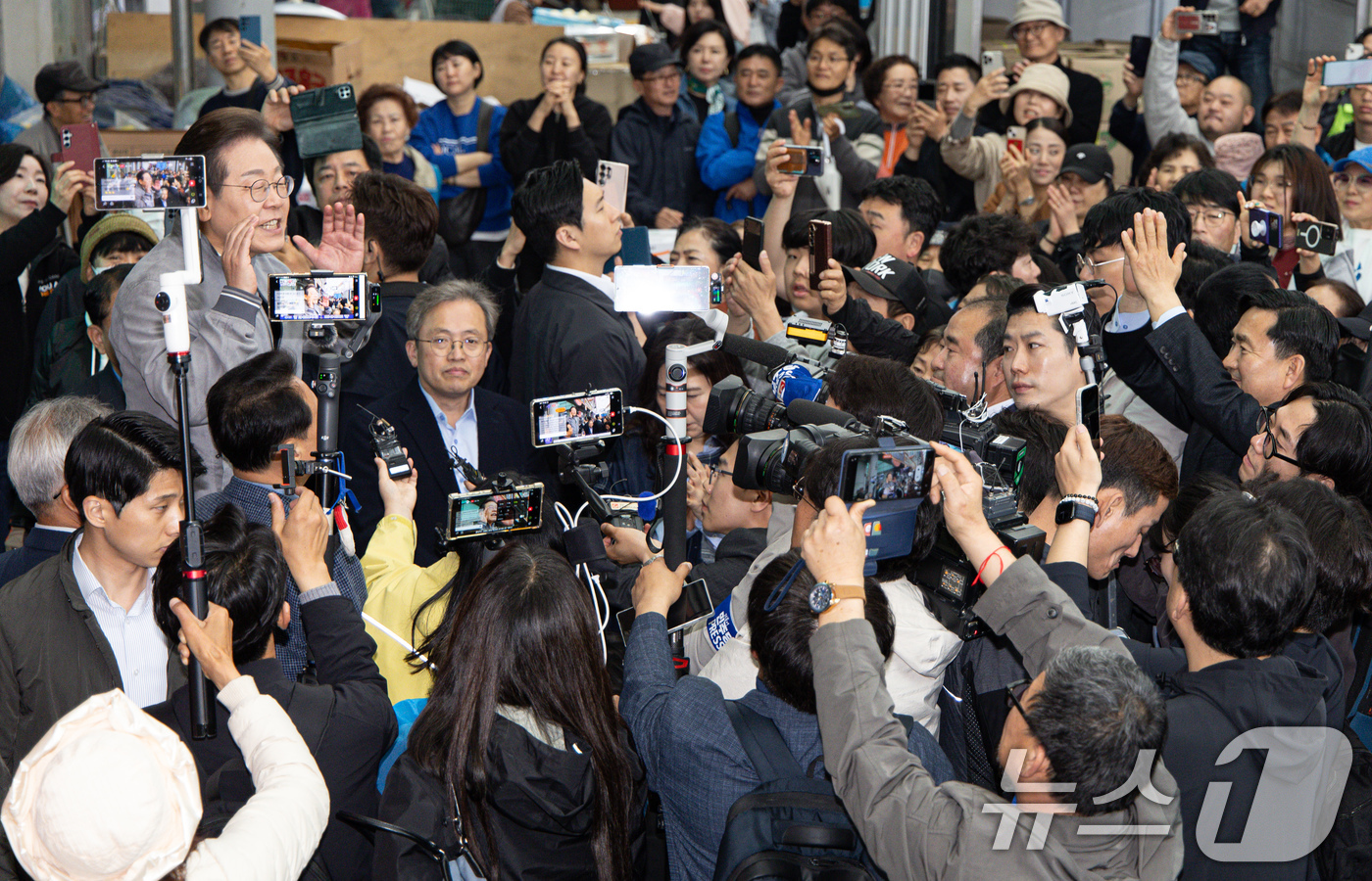 (양양=뉴스1) 이재명 기자 = '골목골목 경청투어 : 동해안벨트편'에 나선 이재명 더불어민주당 대통령 후보가 3일 오전 강원 양양군 양양시장에서 시민들을 향해 연설하고 있다. 2 …