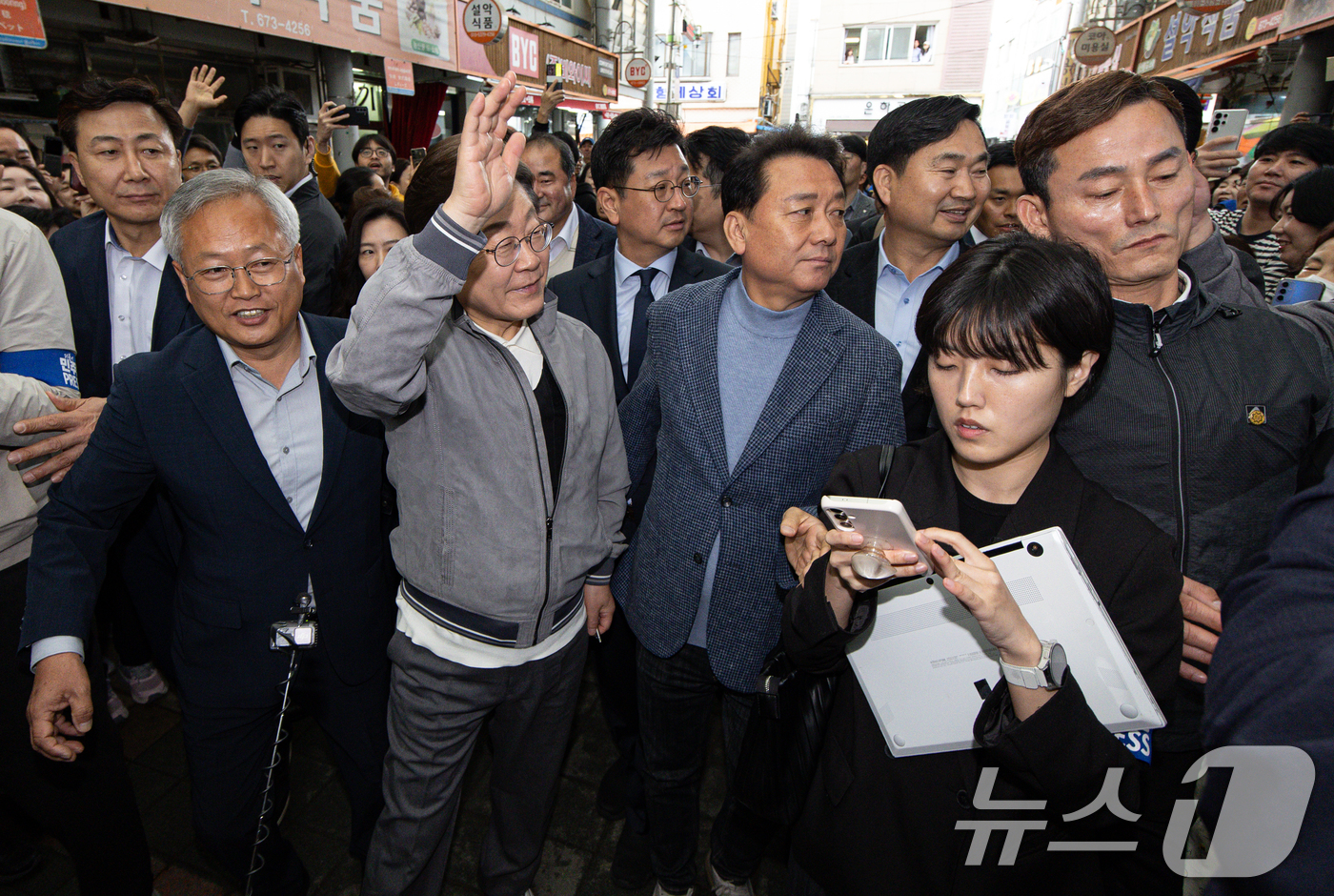 (양양=뉴스1) 이재명 기자 = '골목골목 경청투어 : 동해안벨트편'에 나선 이재명 더불어민주당 대통령 후보가 3일 오전 강원 양양군 양양시장에서 시민들에게 인사하고 있다. 202 …