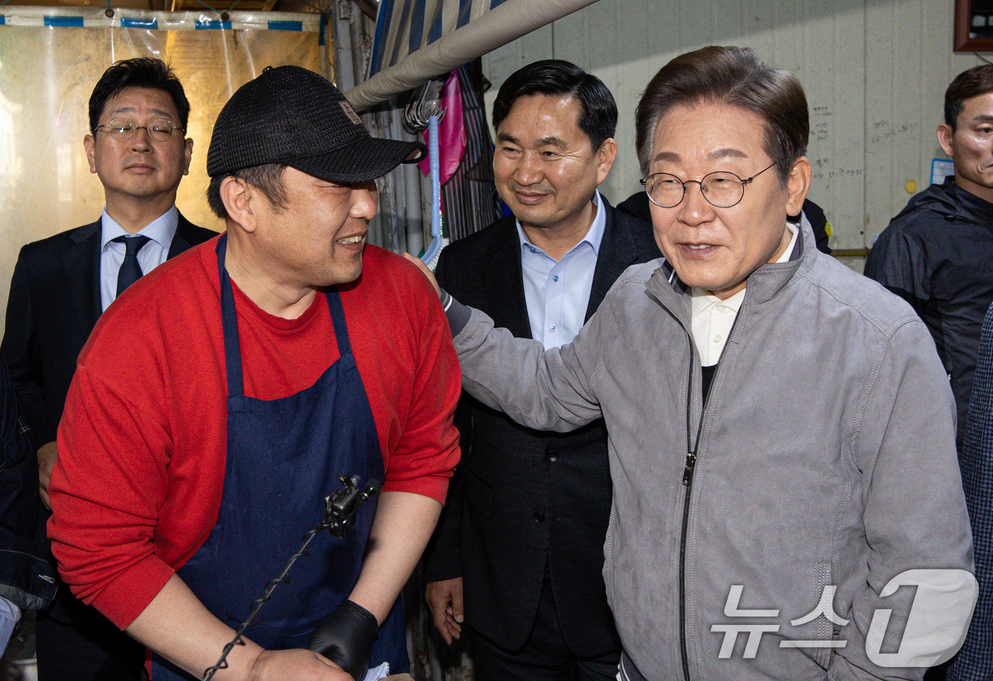 (양양=뉴스1) 이재명 기자 = '골목골목 경청투어 : 동해안벨트편'에 나선 이재명 더불어민주당 대통령 후보가 3일 오전 강원 양양군 양양시장에서 한 상인과 대화를 하고 있다. 2 …