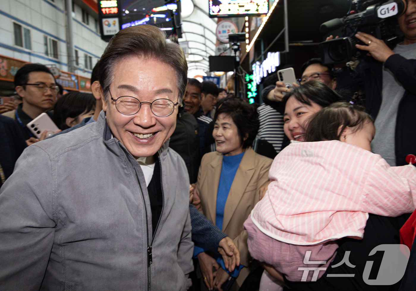 (양양=뉴스1) 이재명 기자 = '골목골목 경청투어 : 동해안벨트편'에 나선 이재명 더불어민주당 대통령 후보가 3일 오전 강원 양양군 양양시장에서 한 아이가 등을 돌리자 미소를 짓 …