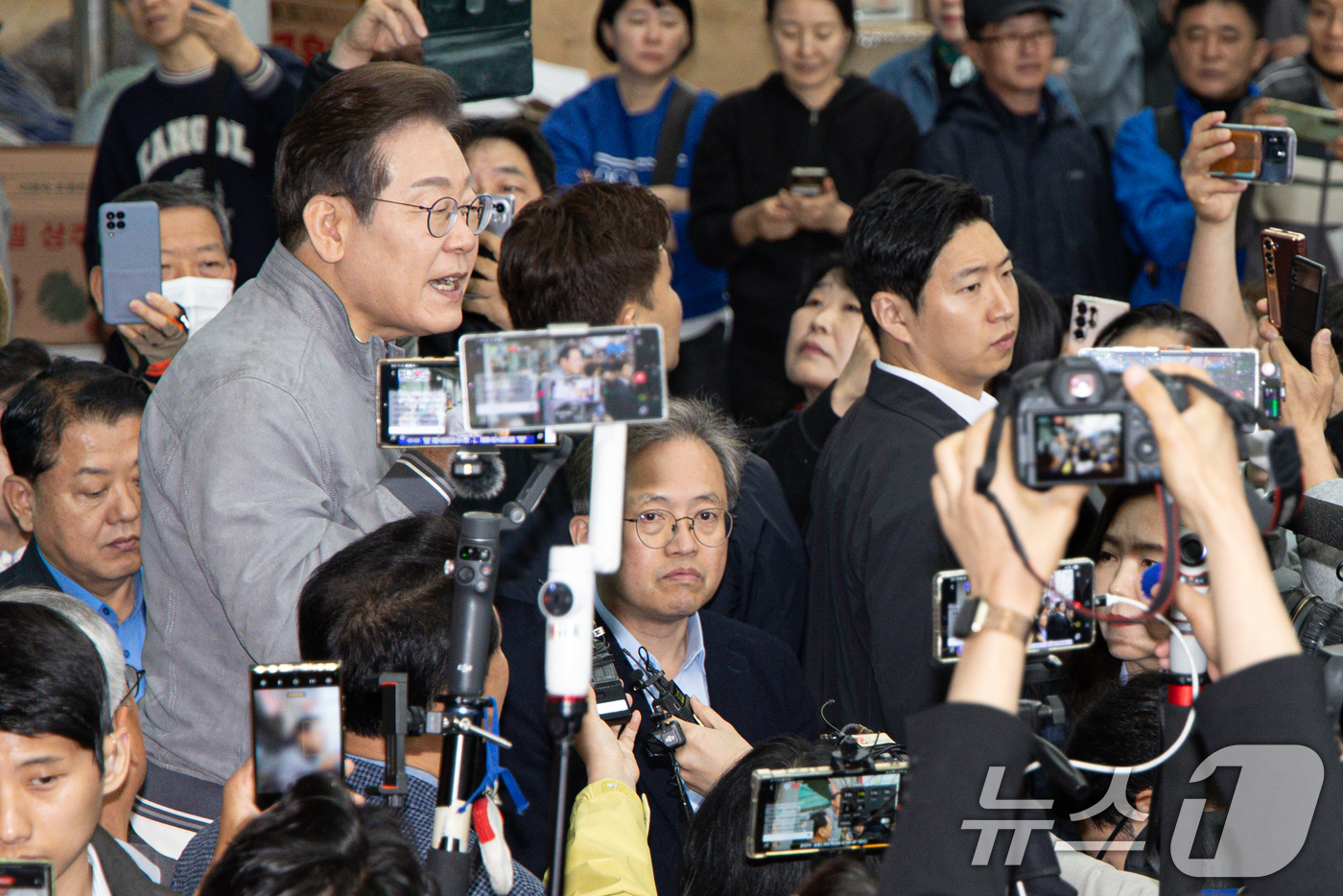 (양양=뉴스1) 이재명 기자 = '골목골목 경청투어 : 동해안벨트편'에 나선 이재명 더불어민주당 대통령 후보가 3일 오전 강원 양양군 양양시장에서 시민들을 향해 연설하고 있다. 2 …
