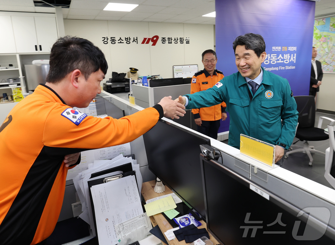 (서울=뉴스1) = 이주호 대통령 권한대행 부총리 겸 교육부 장관이 3일 서울 강동소방서를 방문해 연휴기간 대비 안전관리 대책을 청취한 후 소방대원들을 격려하고 있다. (교육부 제 …