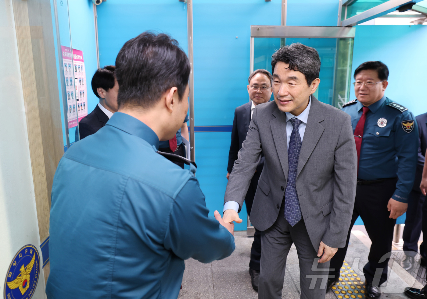 (서울=뉴스1) = 이주호 대통령 권한대행 부총리 겸 교육부 장관이 3일 서울 광진경찰서 화양지구대를 방문해 연휴기간 대비 치안을 점검한 후 경찰관과 인사하고 있다. (교육부 제공 …