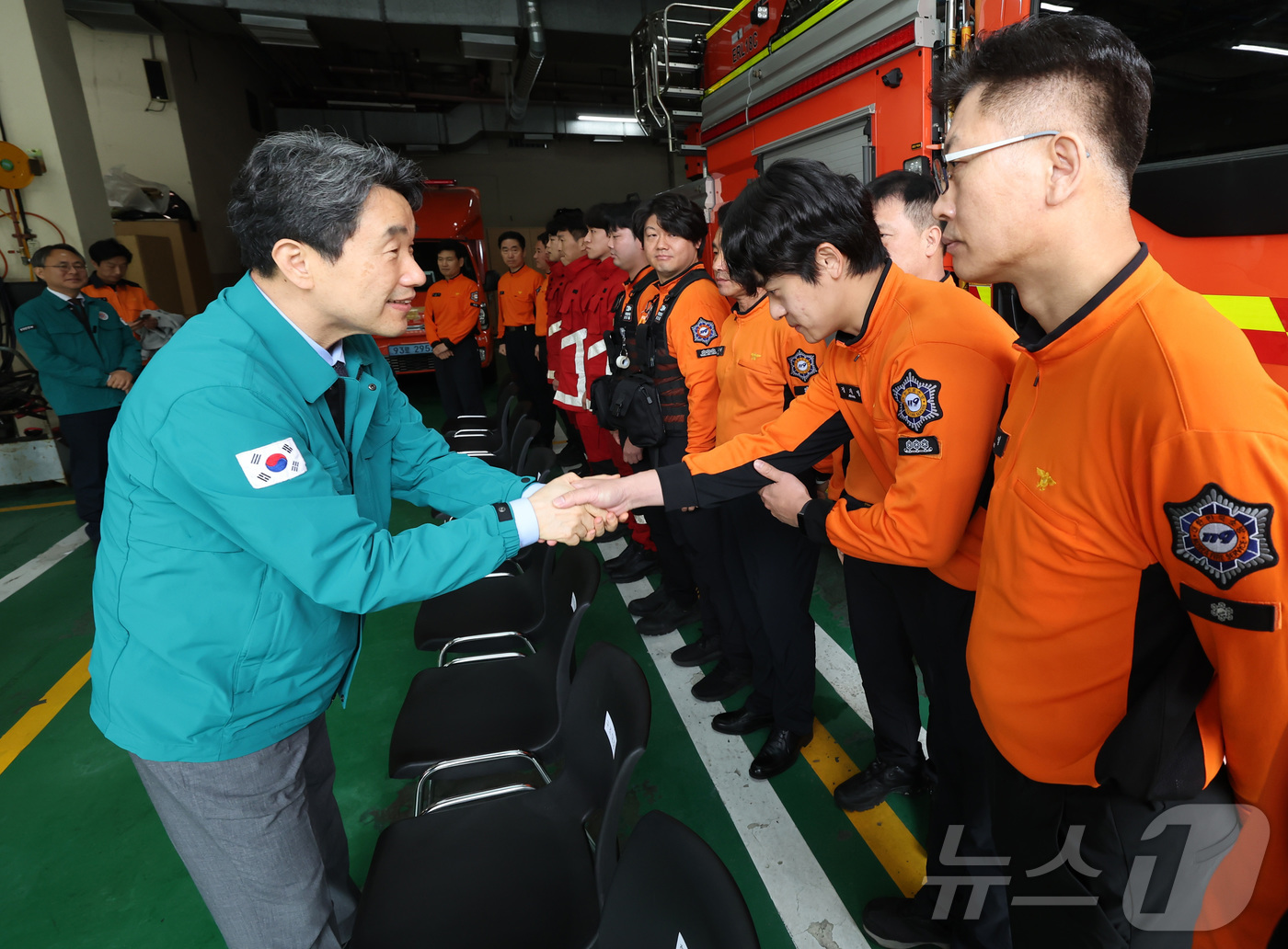 (서울=뉴스1) = 이주호 대통령 권한대행 부총리 겸 교육부 장관이 3일 서울 강동소방서를 방문해 연휴기간 대비 안전관리 대책을 청취한 후 소방대원들을 격려하고 있다. (교육부 제 …