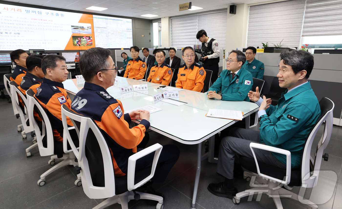 (서울=뉴스1) = 이주호 대통령 권한대행 부총리 겸 교육부 장관이 3일 서울 강동소방서를 방문해 연휴기간 대비 안전관리 대책을 청취한 후 발언하고 있다. (교육부 제공. 재판매 …