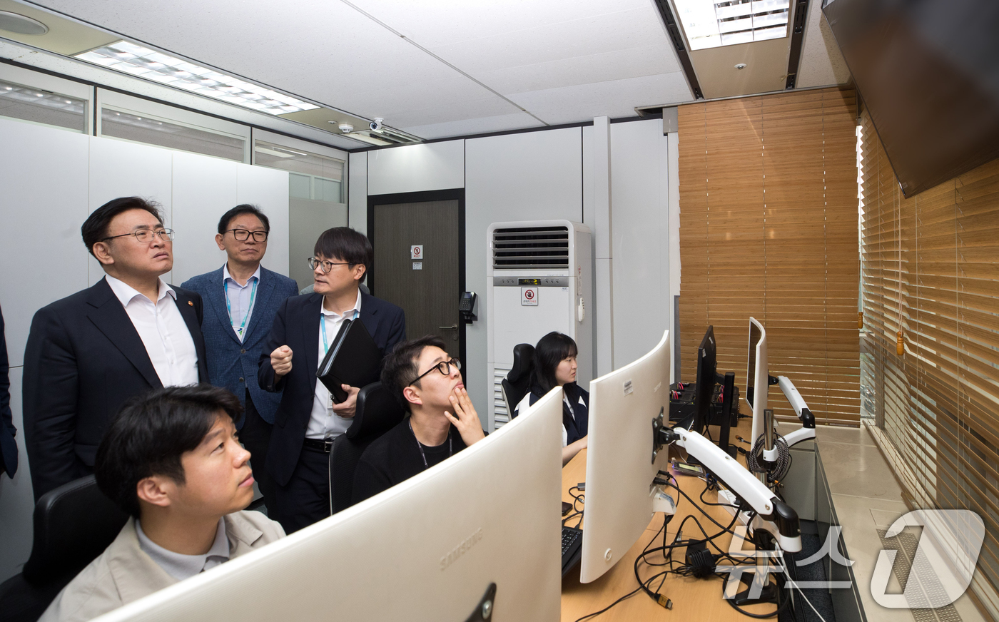 (서울=뉴스1) = 유상임 과학기술정보통신부 장관이 3일 오전 서울 송파구 한국인터넷진흥원 인터넷침해대응센터를 방문해 이상중 한국인터넷진흥원장과 이동근 디지털위협대응본부장으로부터 …